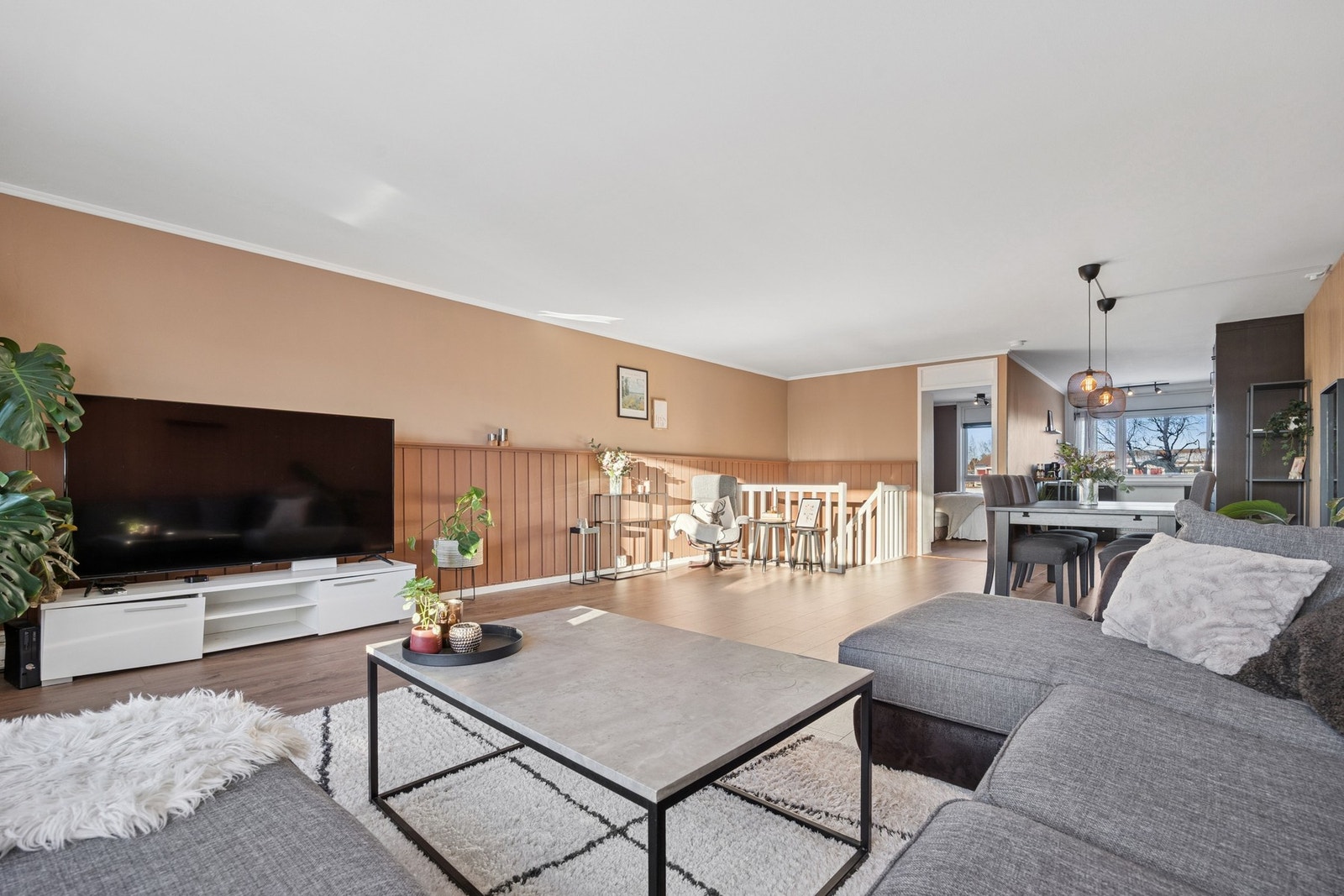 I 3. etasje åpner boligen seg opp i en lys og luftig stue med åpen kjøkkenløsning. Galleribilde