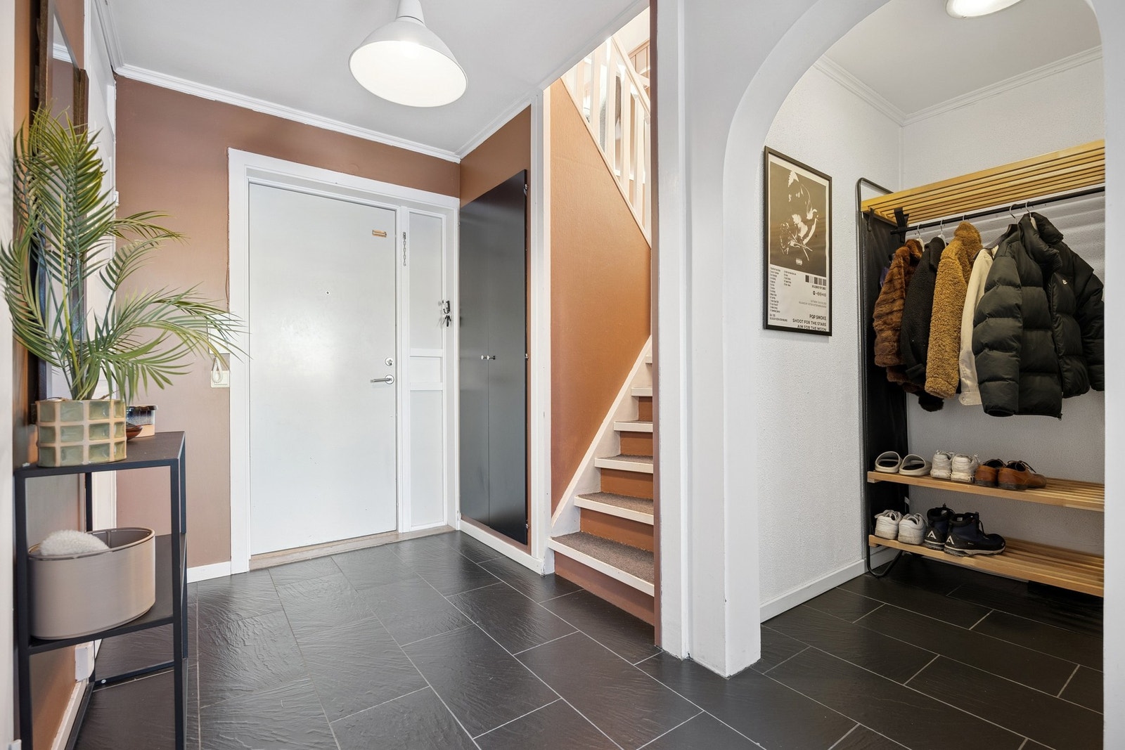 Boligen ligger i et etablert leilighetsbygg fra 1977, med adkomst via felles trappegang med callinganlegg. Galleribilde