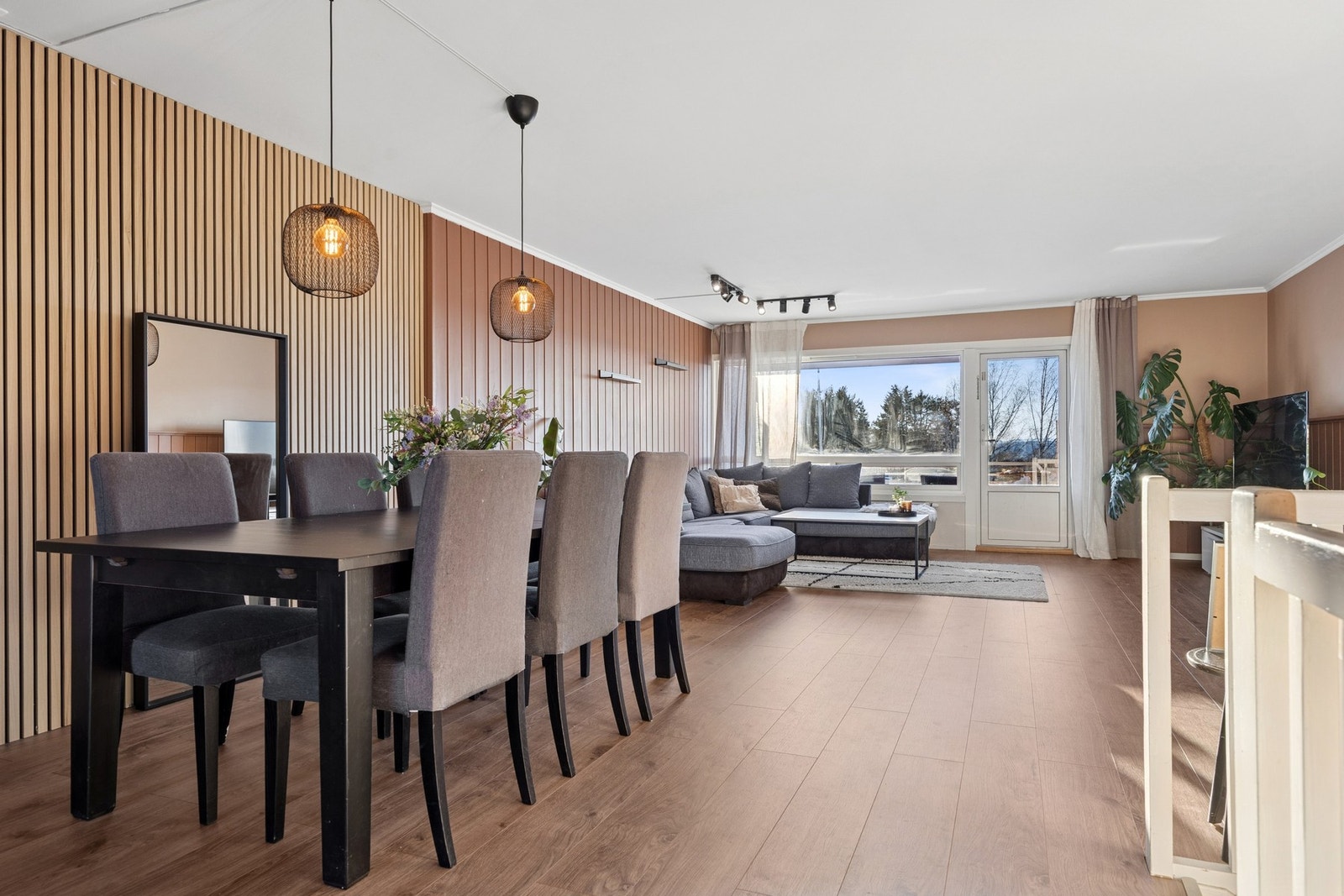 Den åpne planløsningen skaper en sosial atmosfære og gjør stuen til boligens naturlige samlingspunkt. Galleribilde