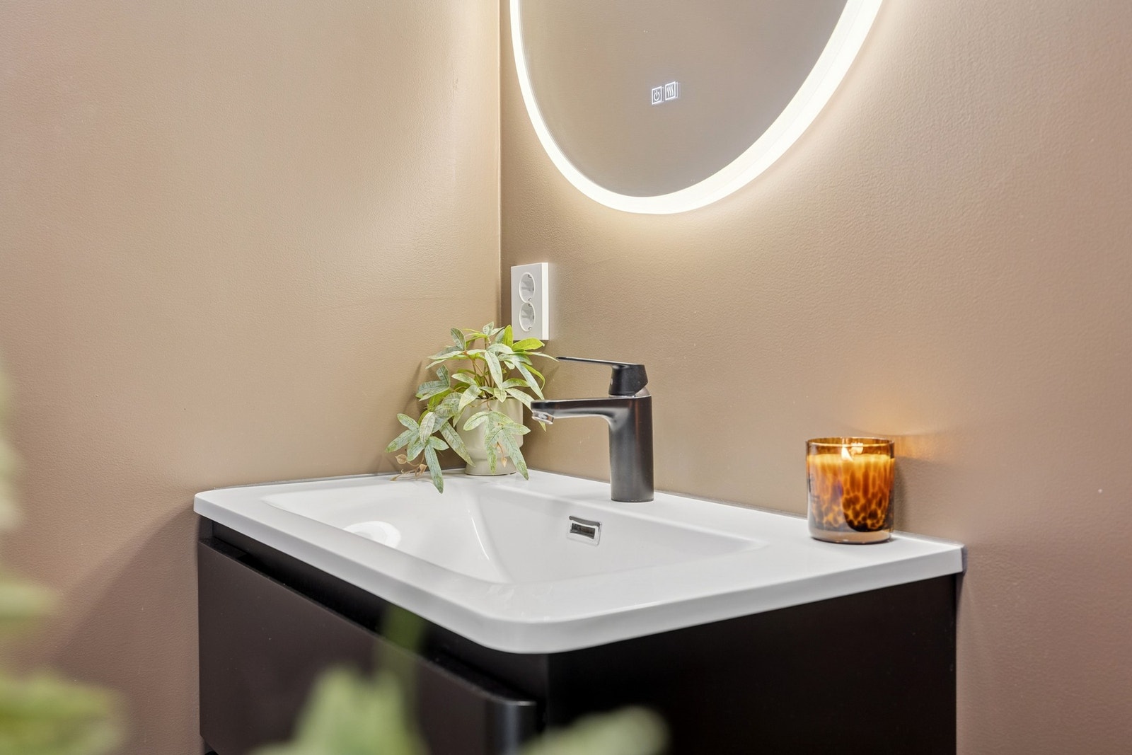 Stilrent bad fra 2024 med gulvvarme, moderne servant og speil med integrert belysning. Galleribilde