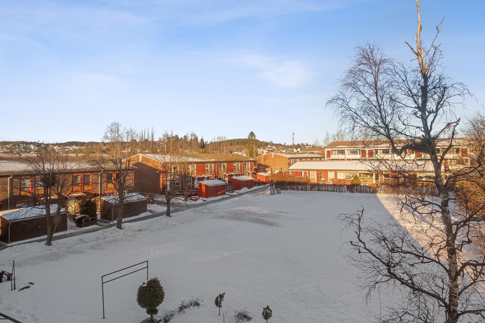 Leiligheten strekker seg over byggets 2. og 3. etasje, og passer perfekt for deg som ønsker en romslig bolig med tydelig skille mellom privat- og oppholdsdel. Galleribilde