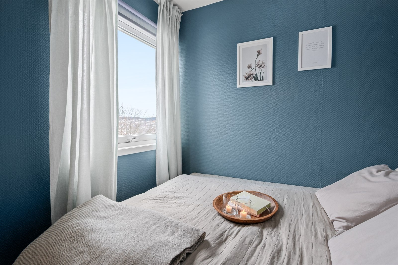 Stort vindu gir gode lysinnslipp og hyggelig utsikt. Galleribilde