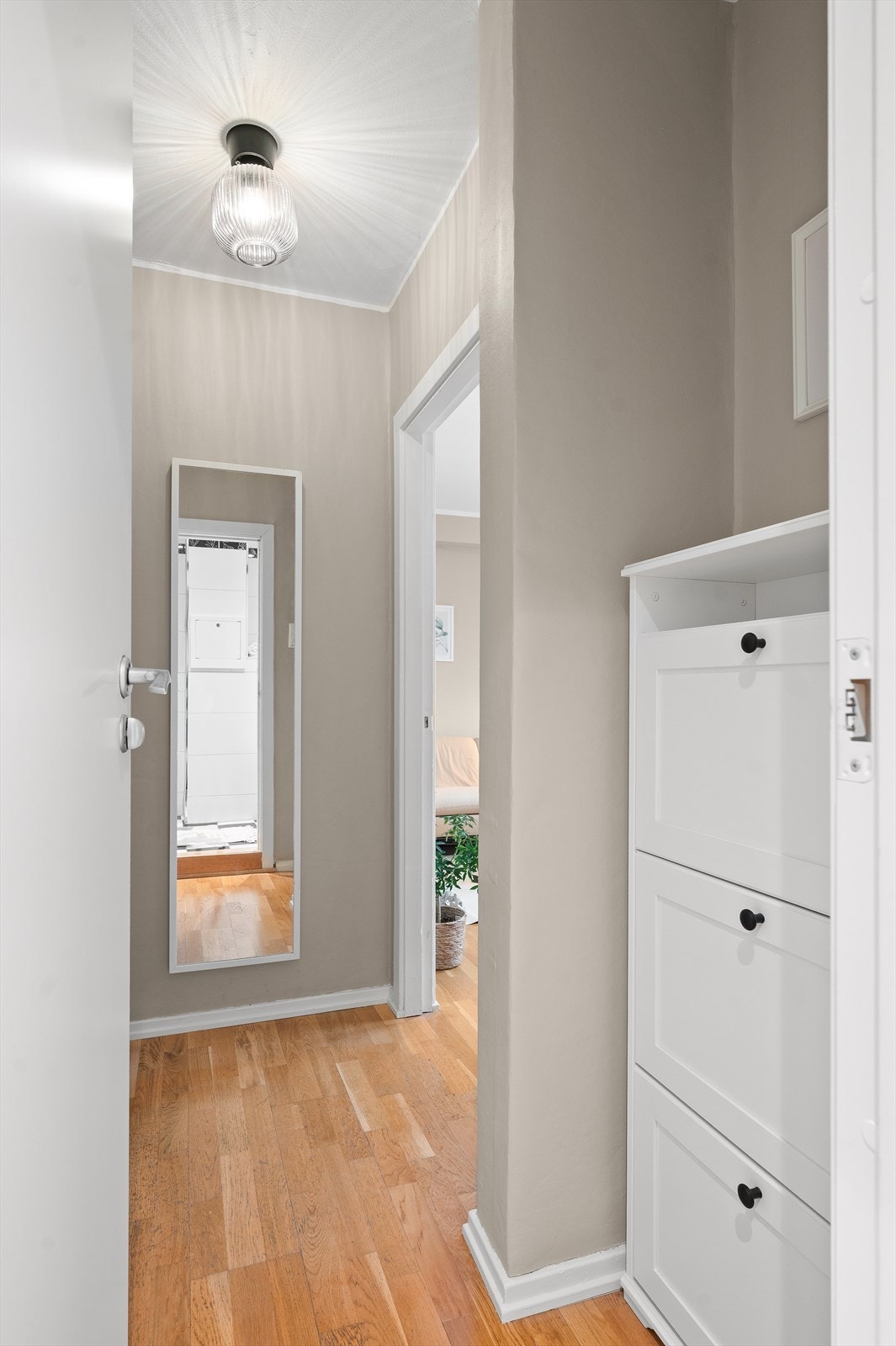 Hyggelig mellomgang / entré med gode muligheter for oppheng av ytterklær og plassering av sko. Galleribilde