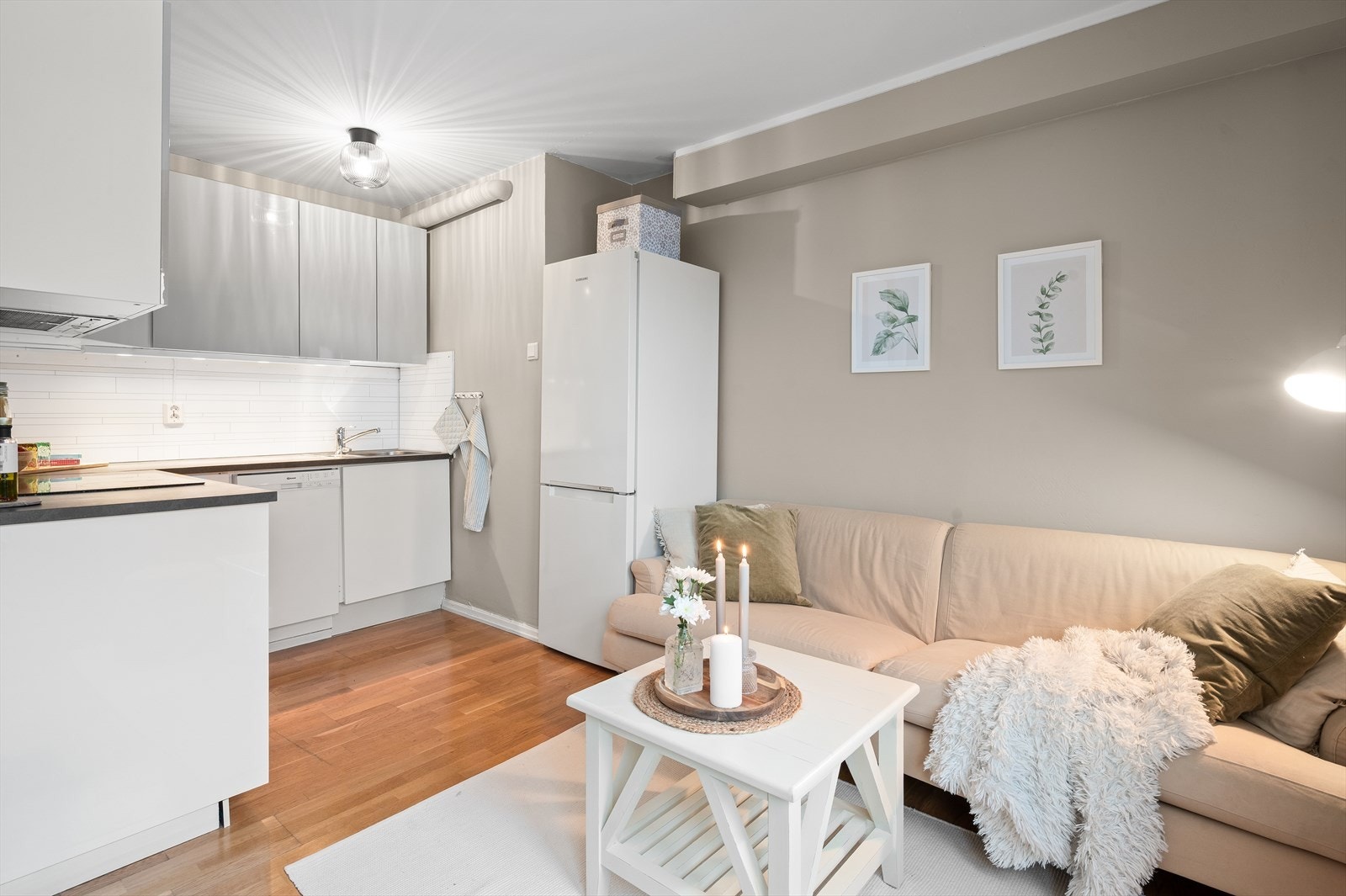 Kjøkkenet ligger i åpen løsning mot stuen, og skaper en sosial og luftig planløsning. Galleribilde