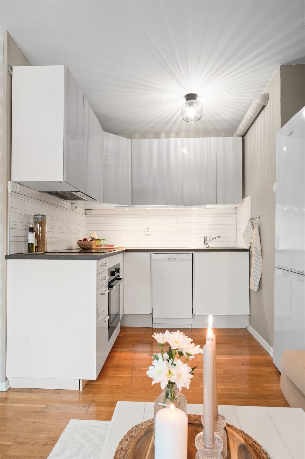 Innredningen er lys og pen, med laminert benkeplate og ellers godt med både skap- og benkeplass. Galleribilde