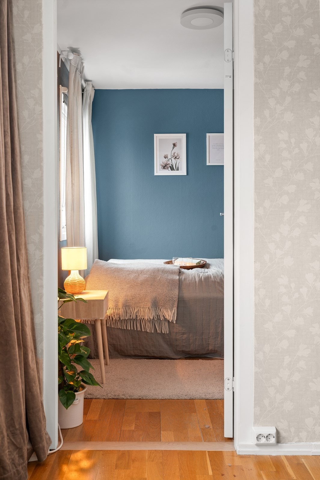 Adkomst til soverommet via stuen. Galleribilde