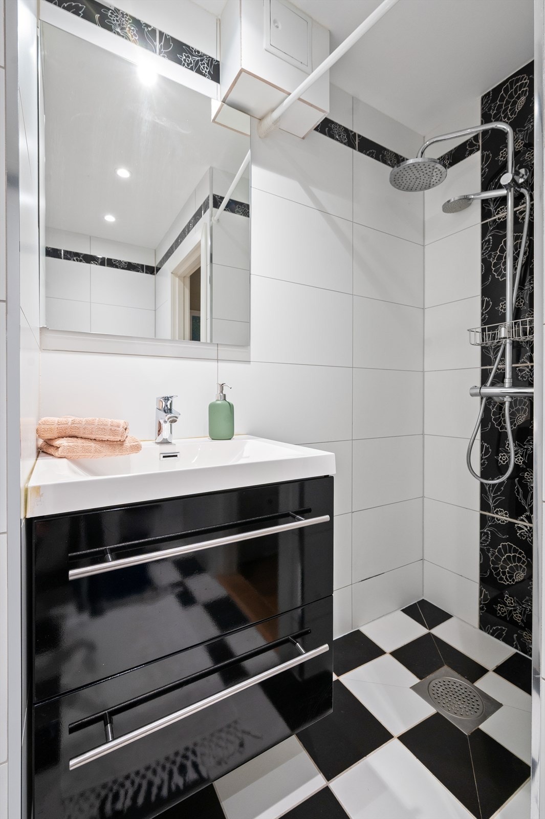 Gulvet er flislagt med behagelig gulvvarme, veggene er flislagt, og himlingen består av malte plater med downlights. Badet har naturlig avtrekk. Galleribilde