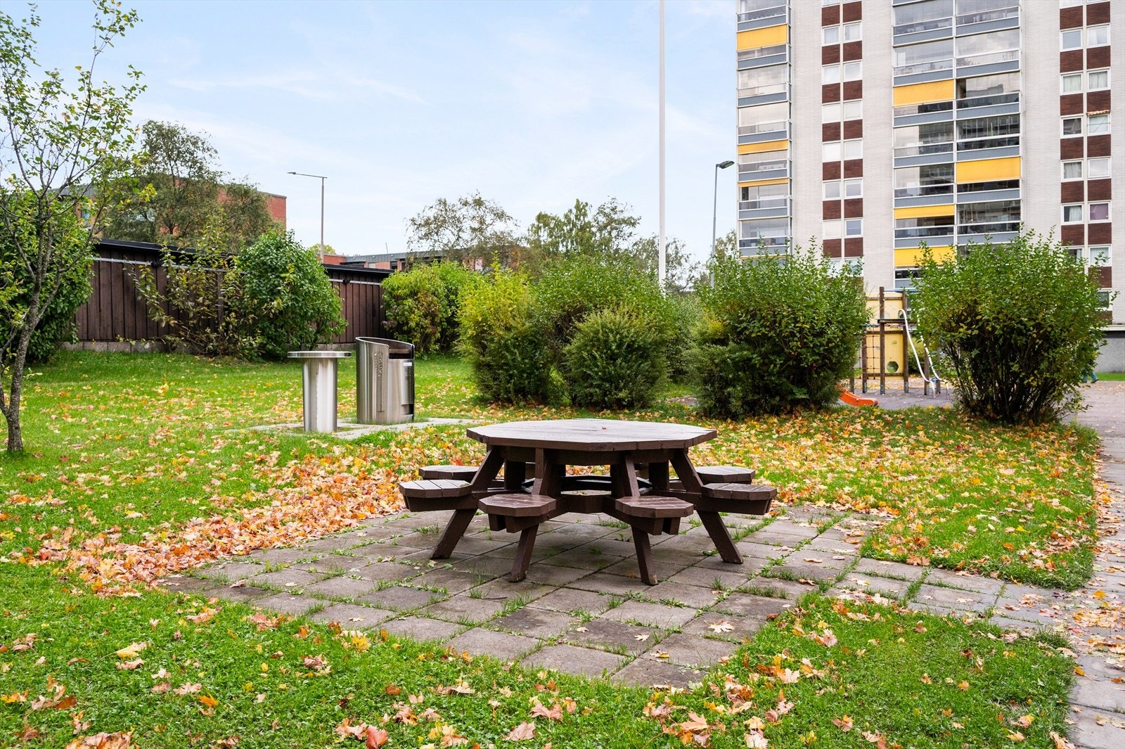 Fellesområdene er pent opparbeidet med sittegruppe, lekeområder for de minste og gressplen. Galleribilde