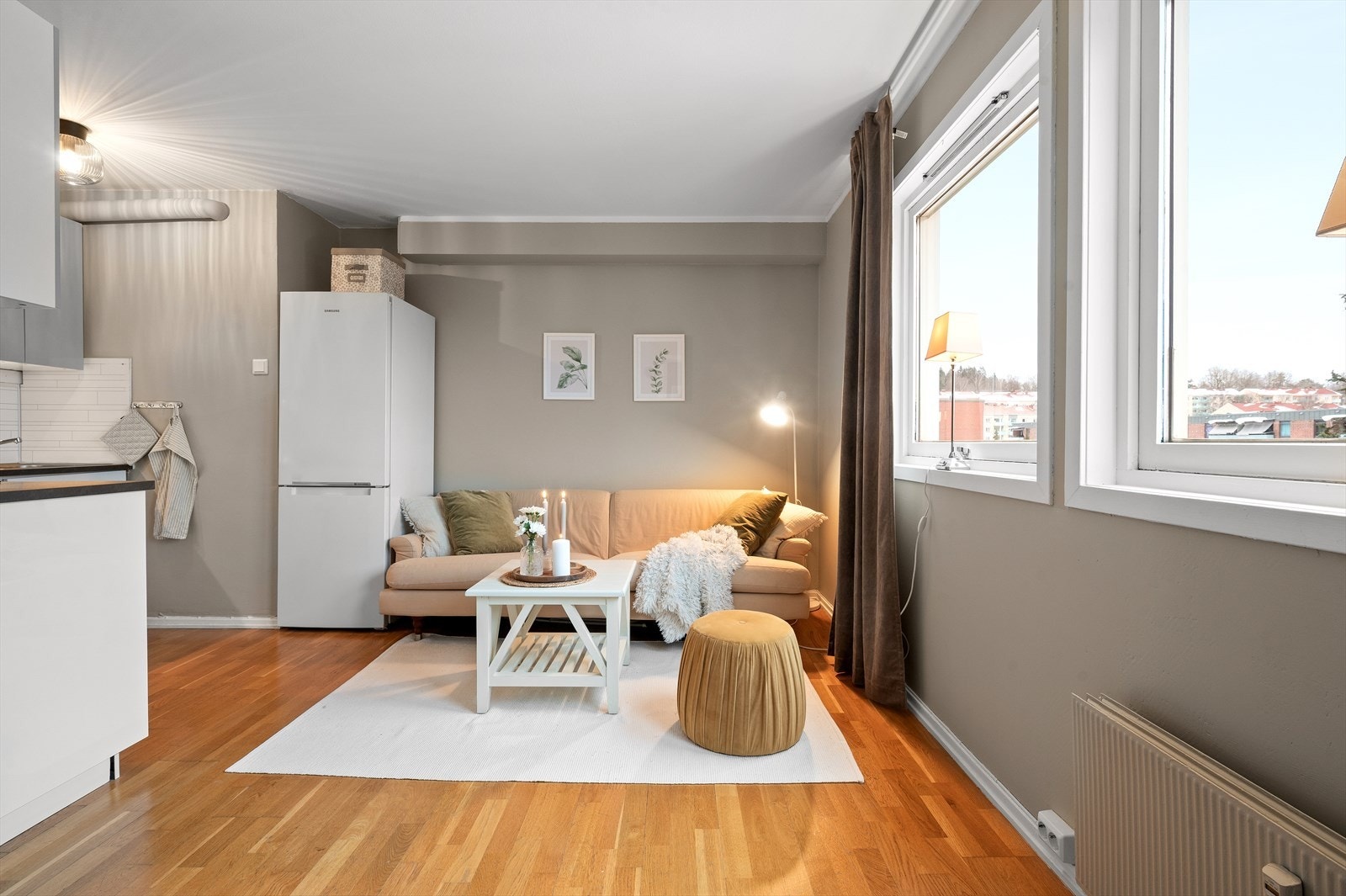 Plass til sofaseksjon med tilhørende møblement. Galleribilde