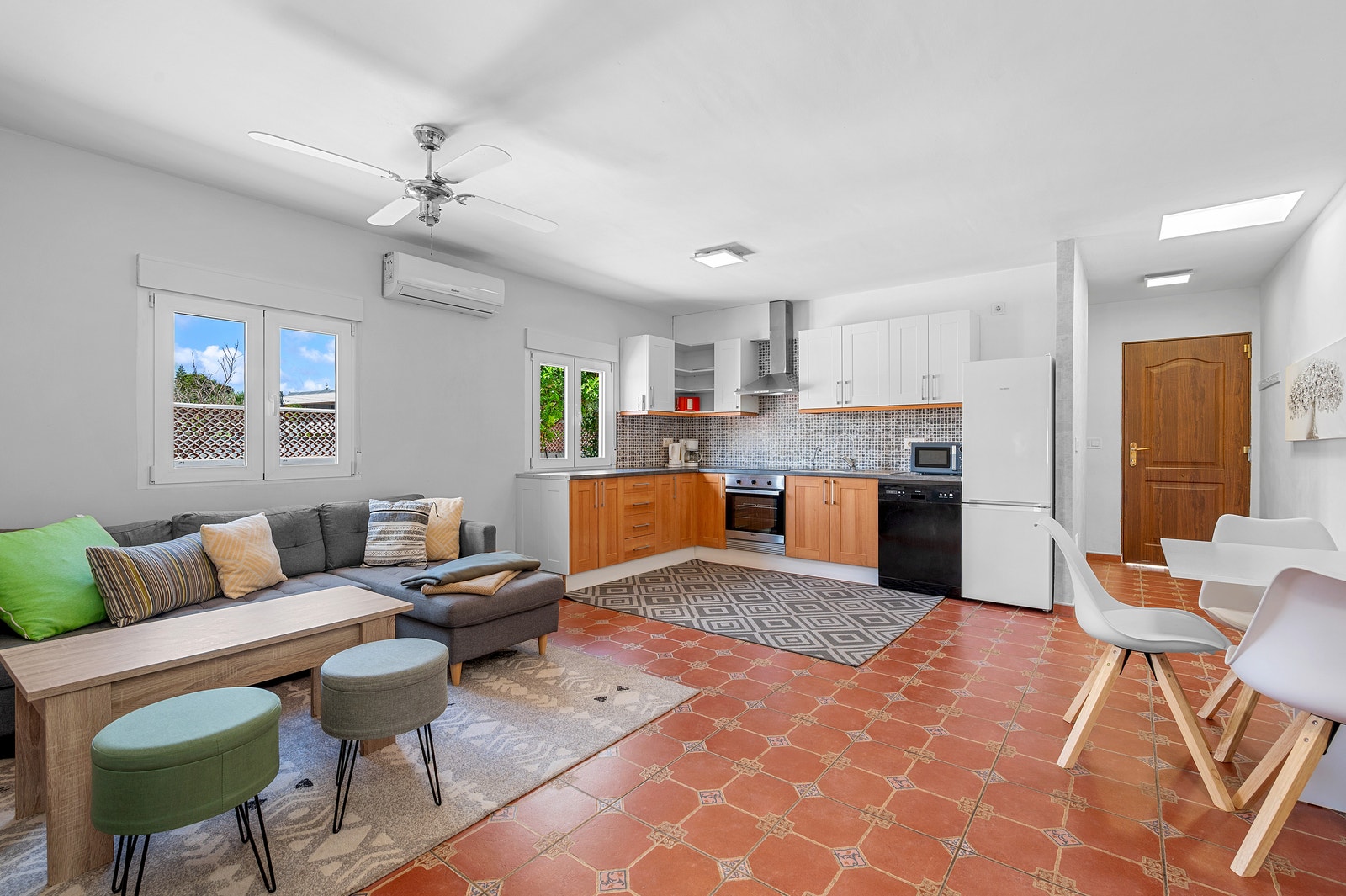 Stue med åpen kjøkkenløsning i gjesteleiligheten Galleribilde