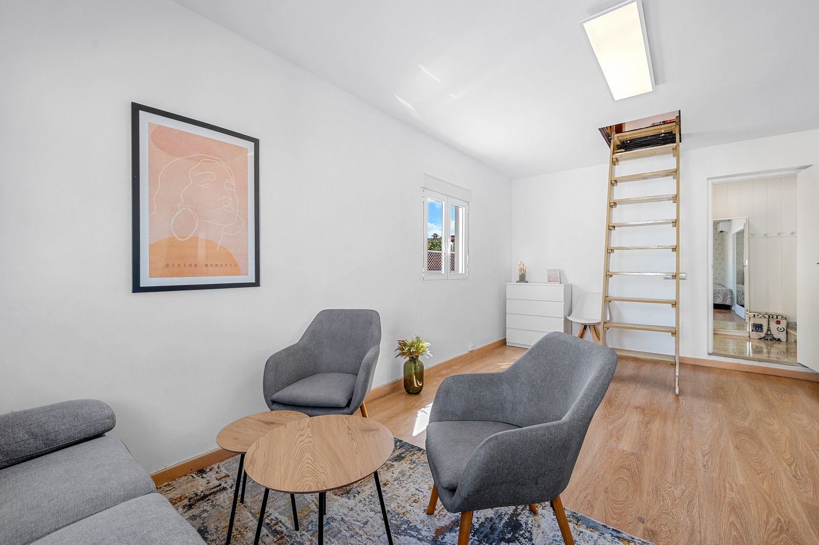 Soverom/rom/kontor, her går trappen opp til loftet Galleribilde