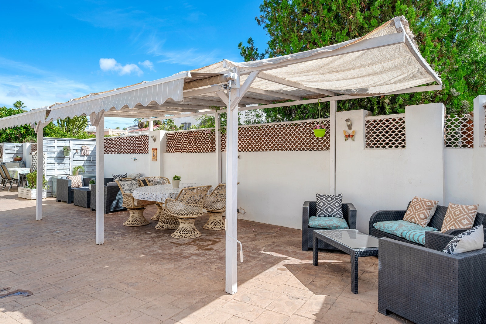 Hagen med mange sittegrupper Galleribilde