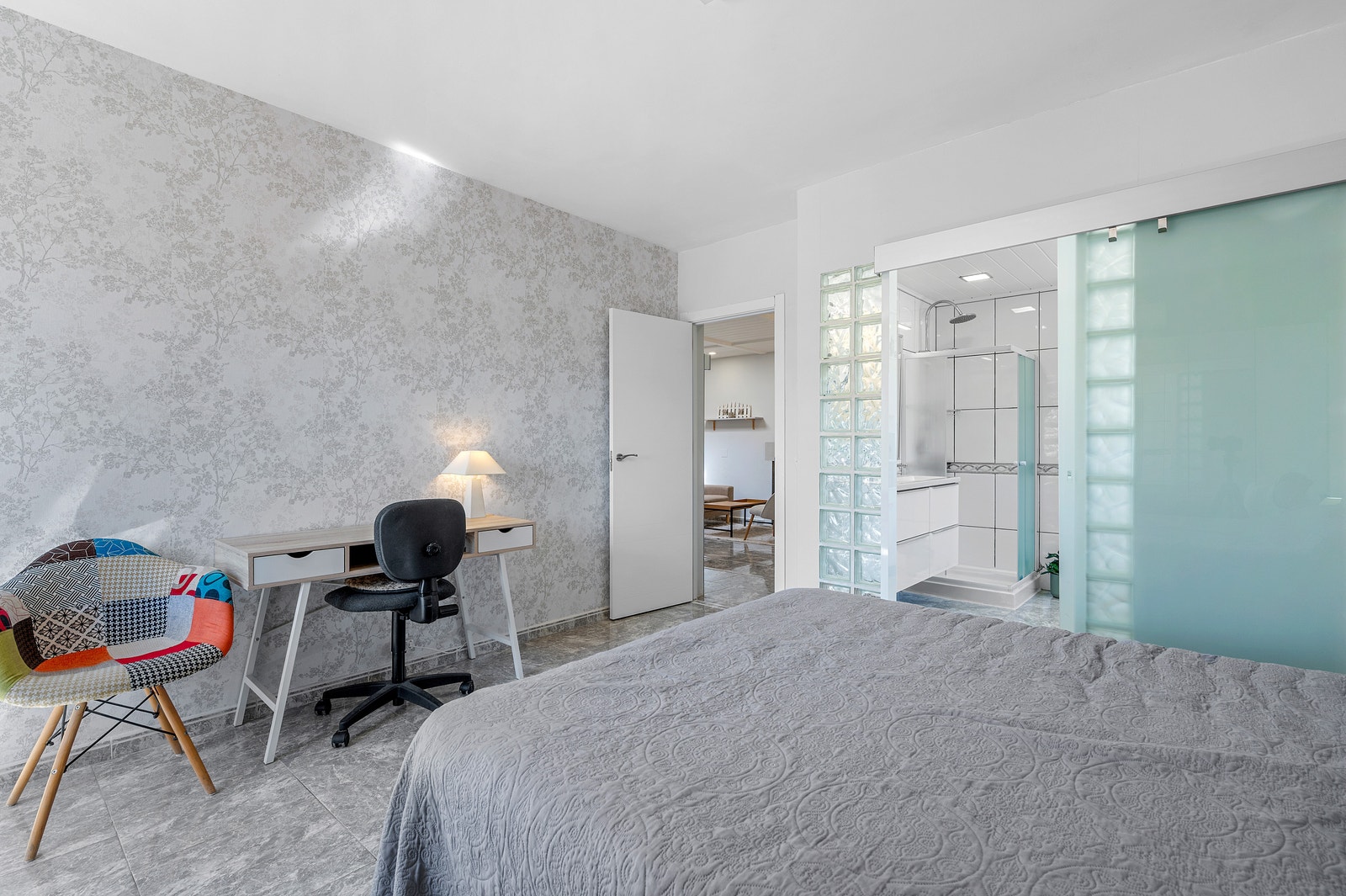 Soverom med eget bad Galleribilde