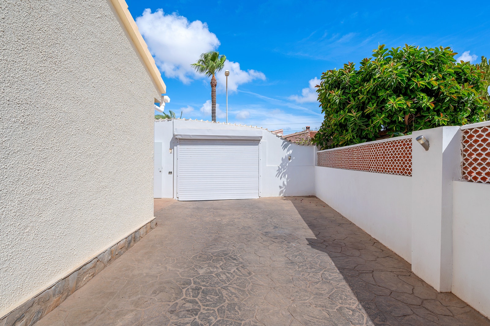 Parkering, plass til 2-3 biler Galleribilde