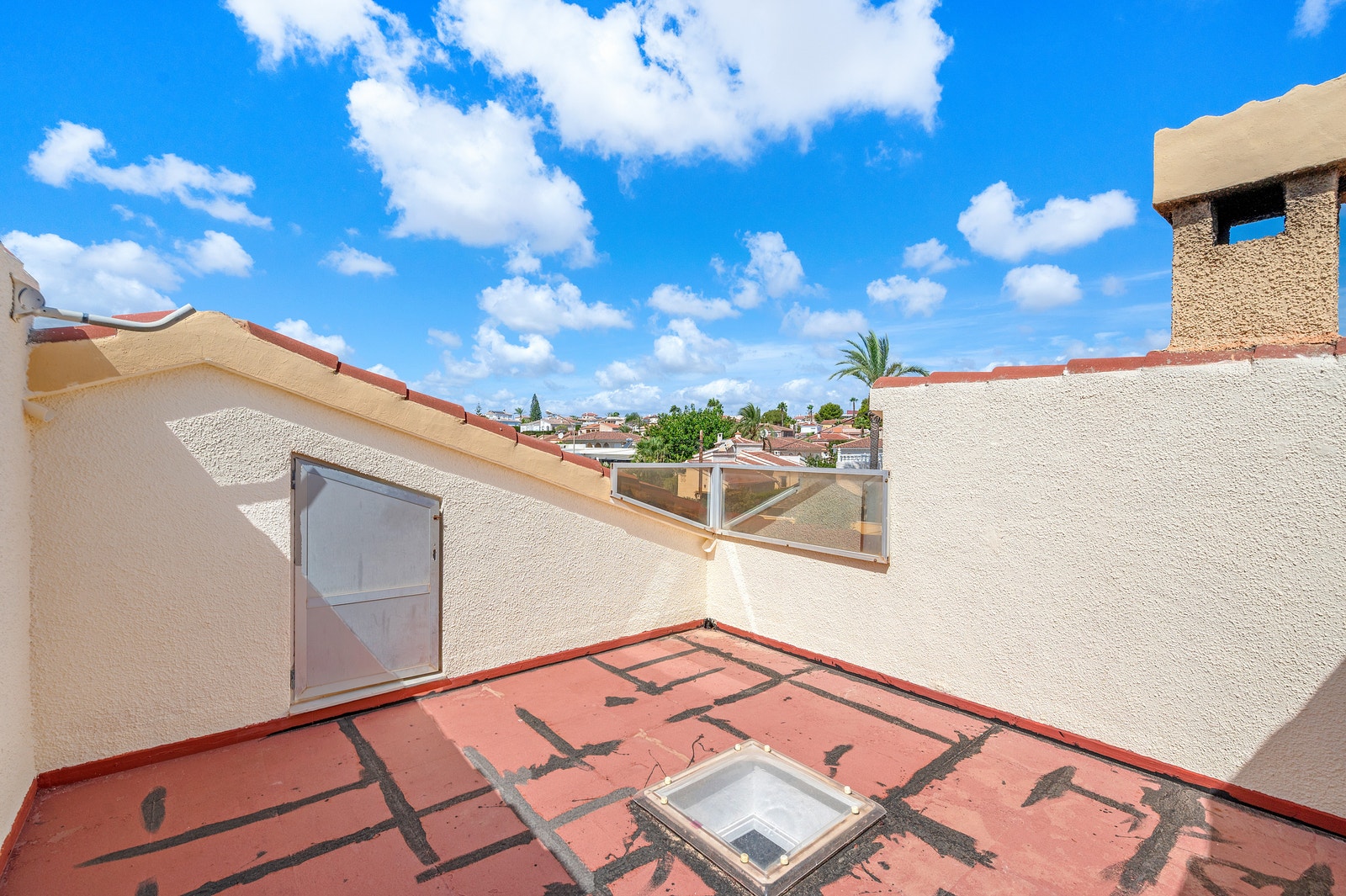 Liten takterrasse utgang fra loftet, her er det også installert en dusj Galleribilde
