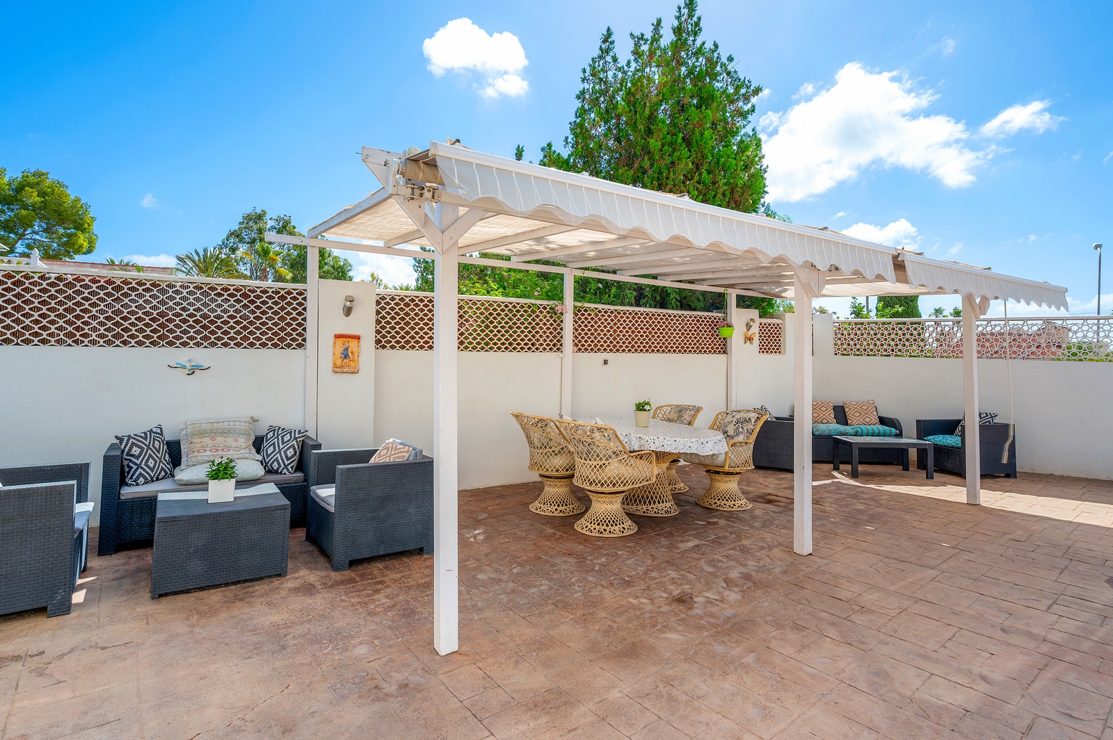 Hagen med mange sittegrupper Galleribilde