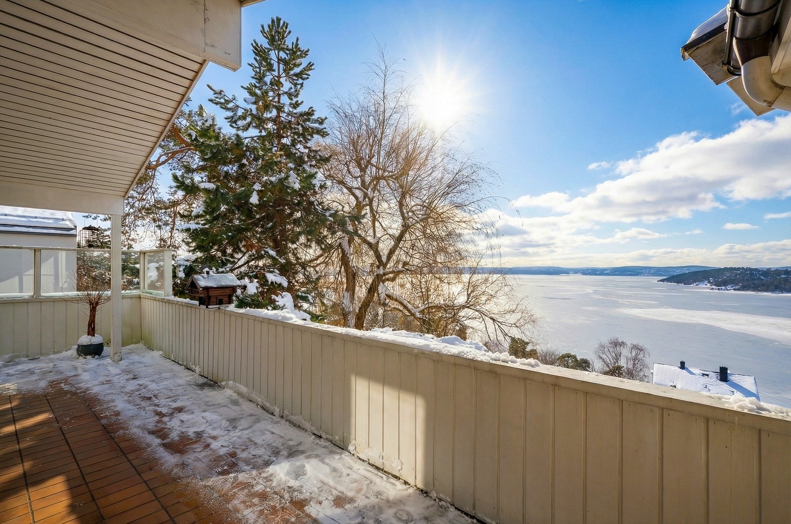 Eiendommen har flere terrasser med gode solforhold. Galleribilde