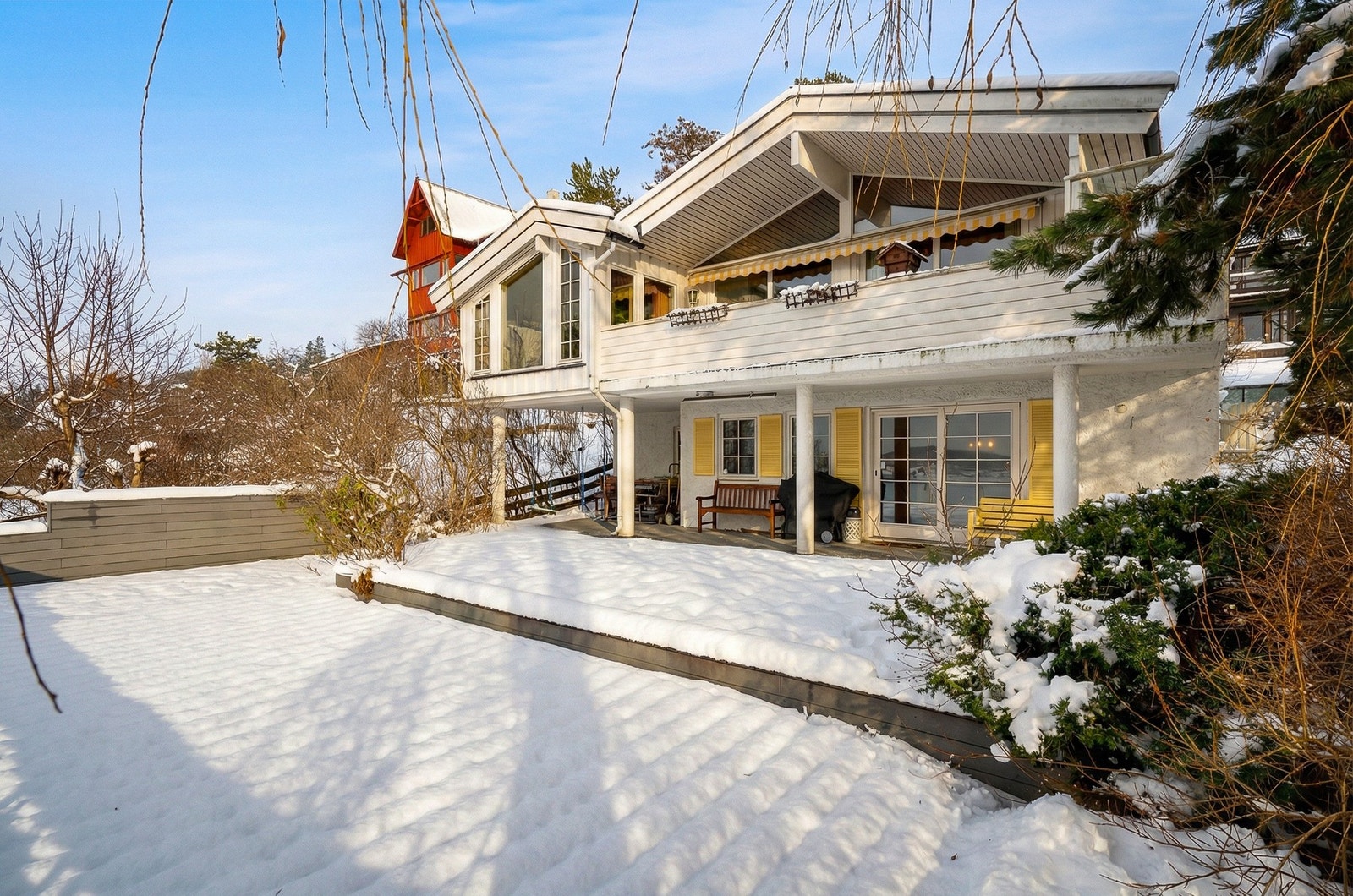 I front av boligen er det lagt både terrasse og svømmebasseng. Galleribilde