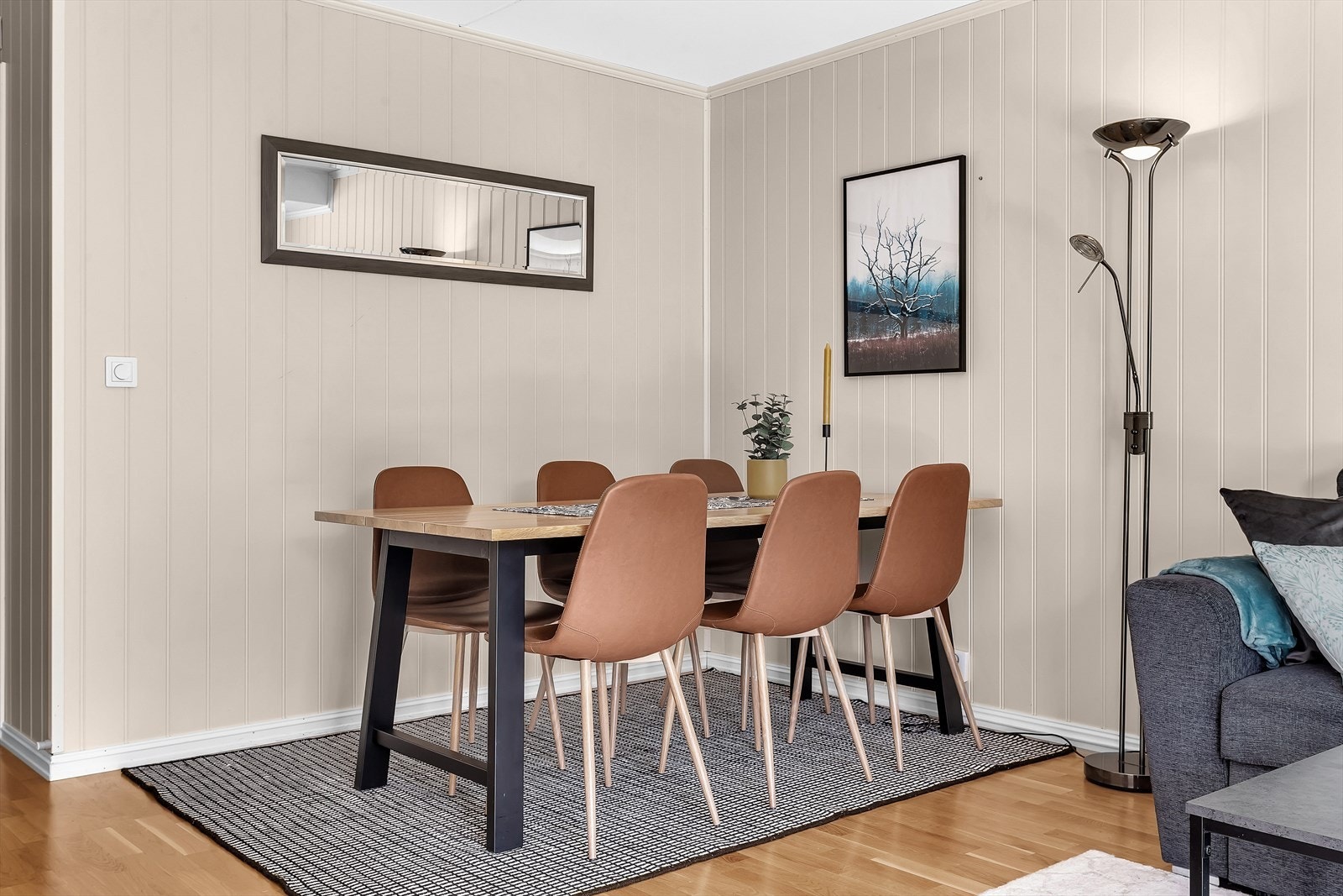 Boligen er innredet med et spisemøblement med plass til 6 stk. Galleribilde