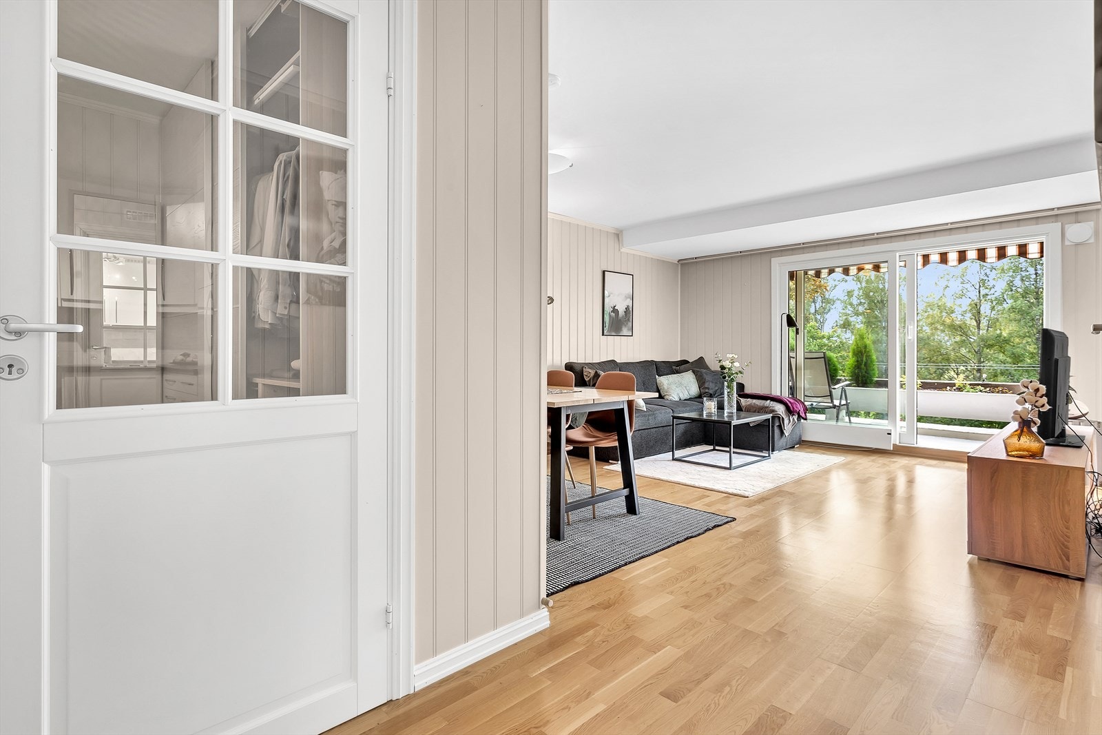 Fra den åpne kjøkken-/stueløsningen kommer man inn i boligens stue. Her er det et lunt fargevalg som gir en hjemmekoselig atmosfære. Galleribilde