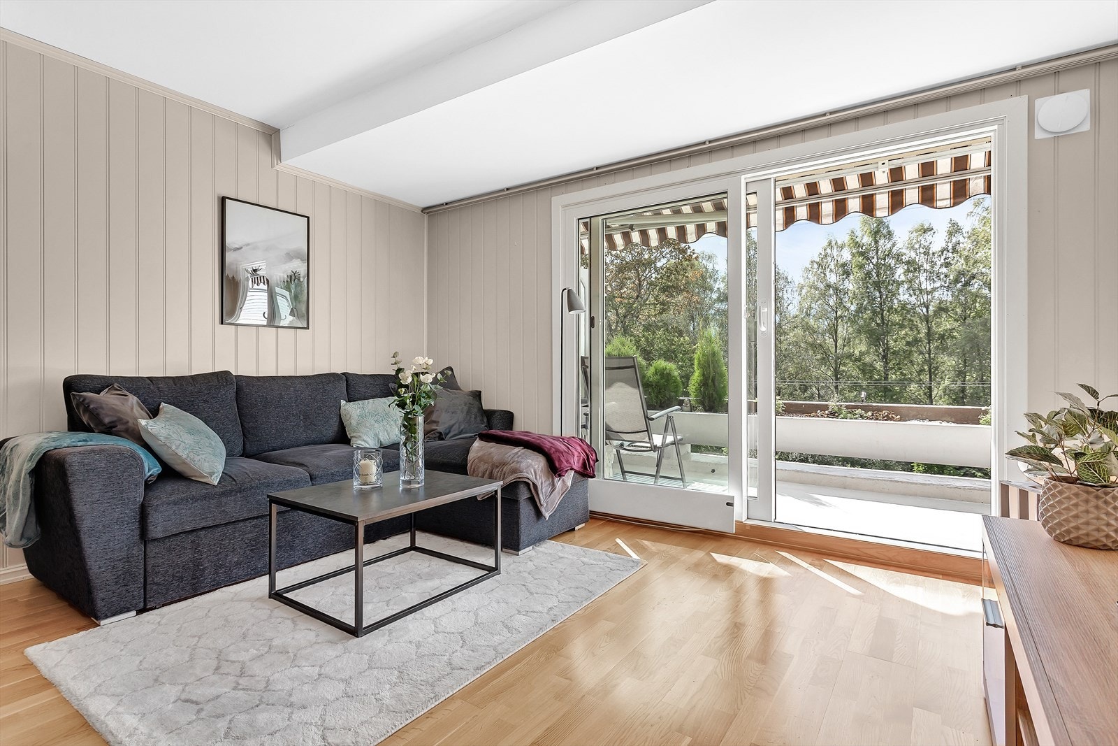 Vinduer og skyvedør med 2-lags glass som leder ut mot balkong. Galleribilde