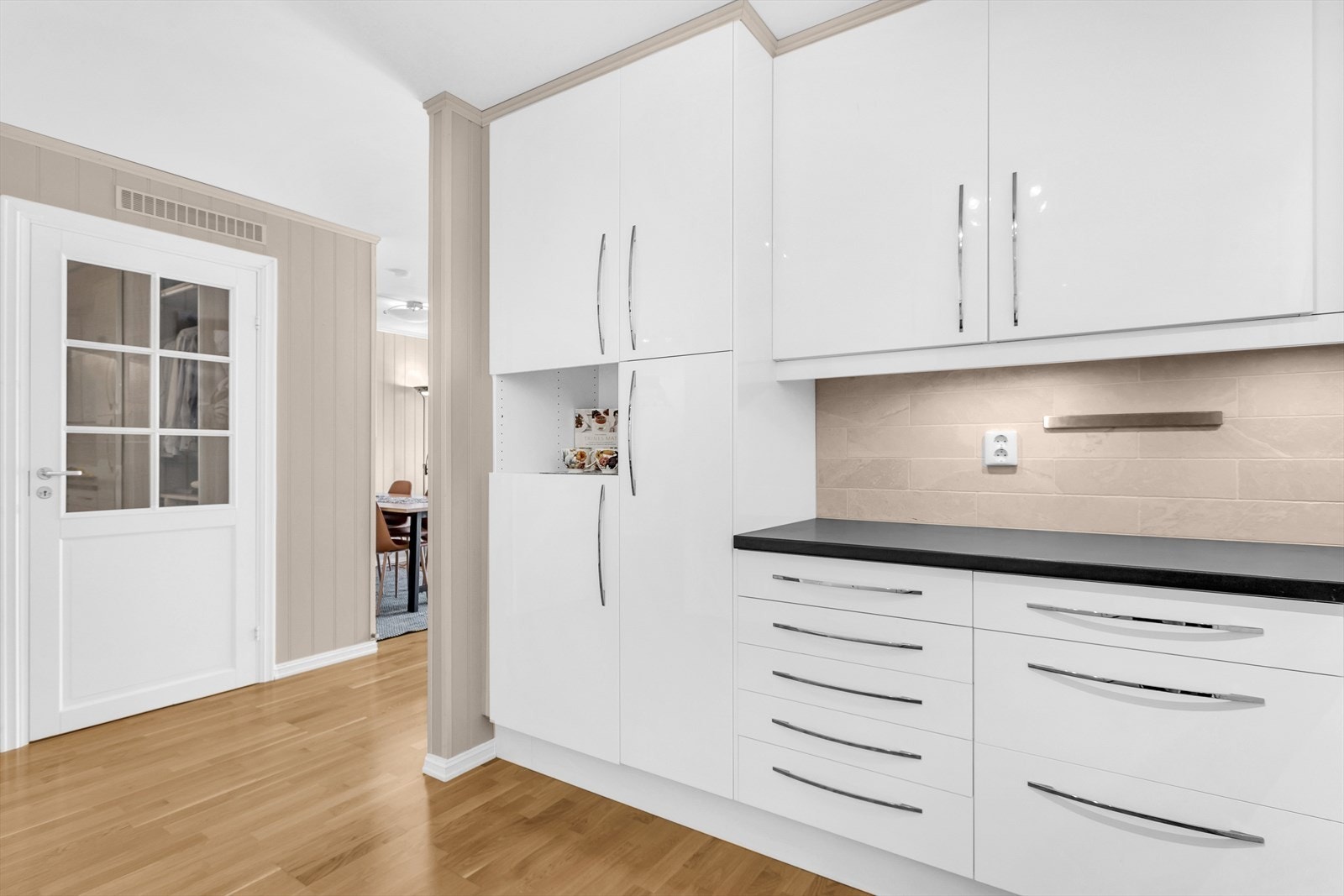 Kjøkkenet har laminat benkeplate med nedfelt kum og fliser på vegg over benkeskap. Det er belysning under overskap. Galleribilde