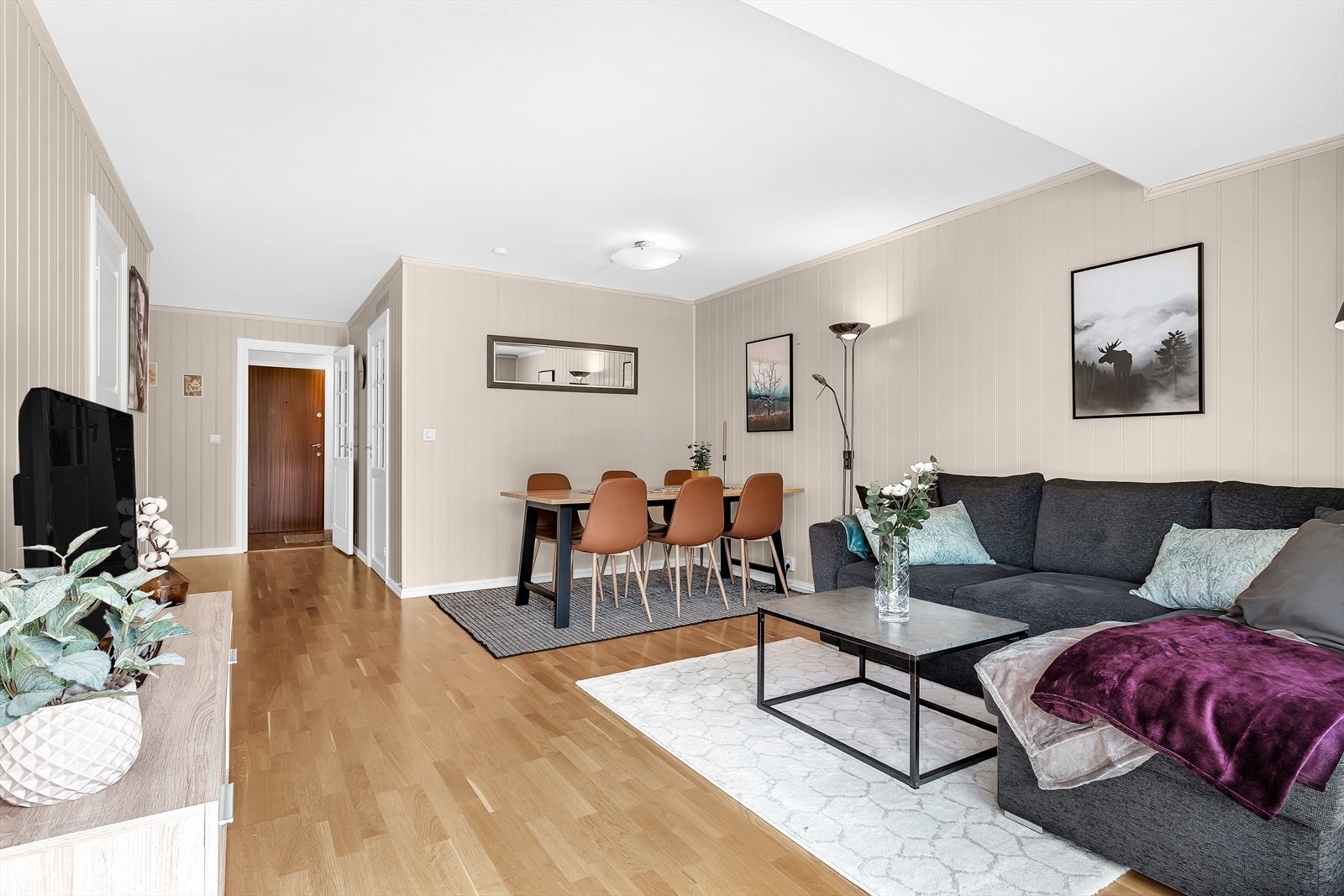 Stuen har god plass til sofagruppe, tv og tv-møblement. Galleribilde