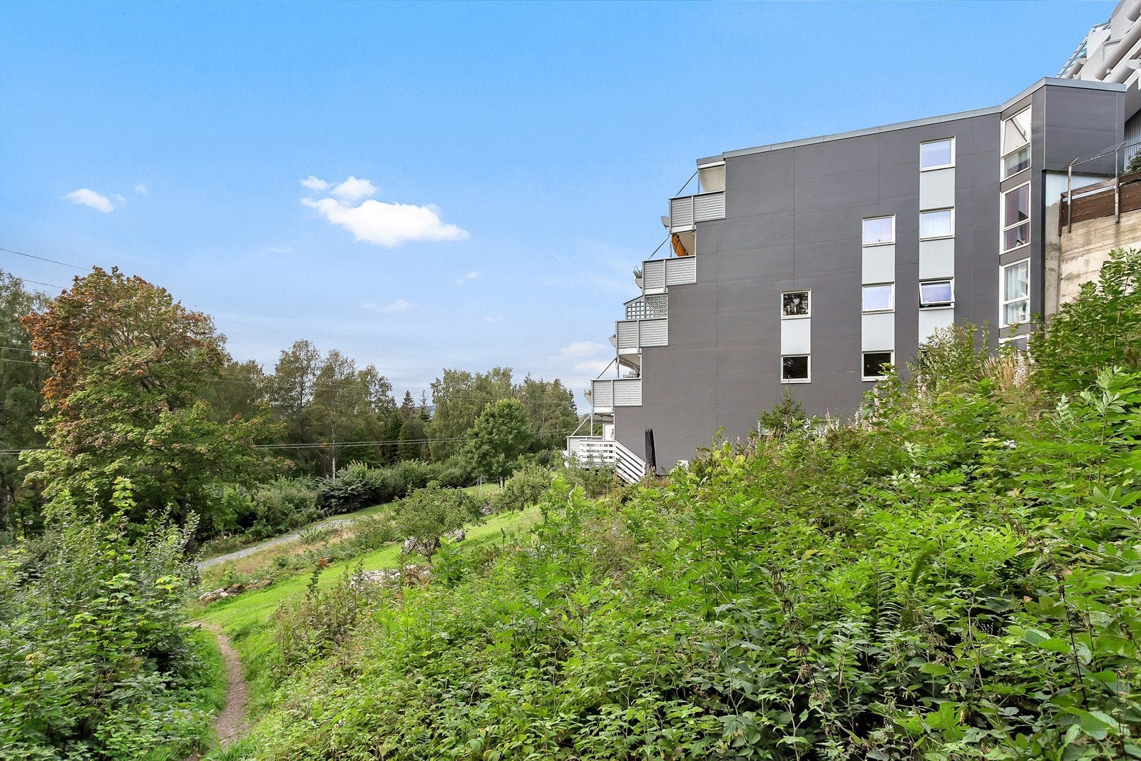 Bygget har yttervegger i betong og fasadeplater. Leiligheten disponerer en parkeringsplass i felles garasjeanlegg. Galleribilde