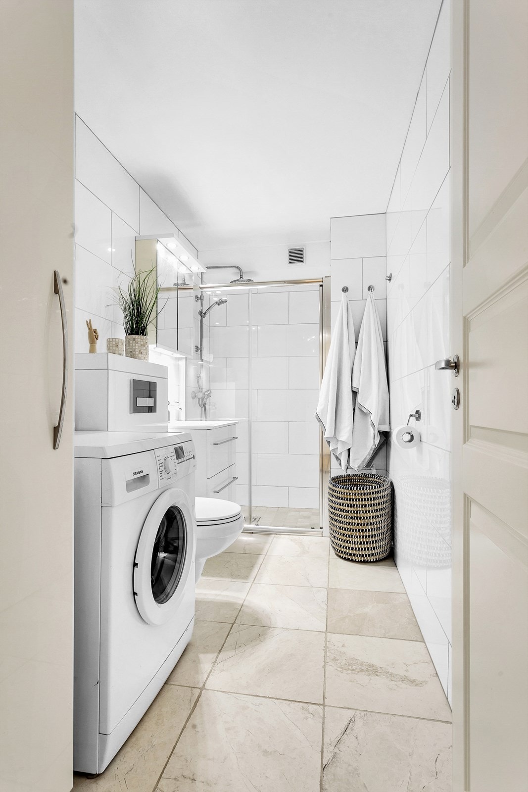 Det er opplegg for vaskemaskin og mekanisk avtrekk. Galleribilde