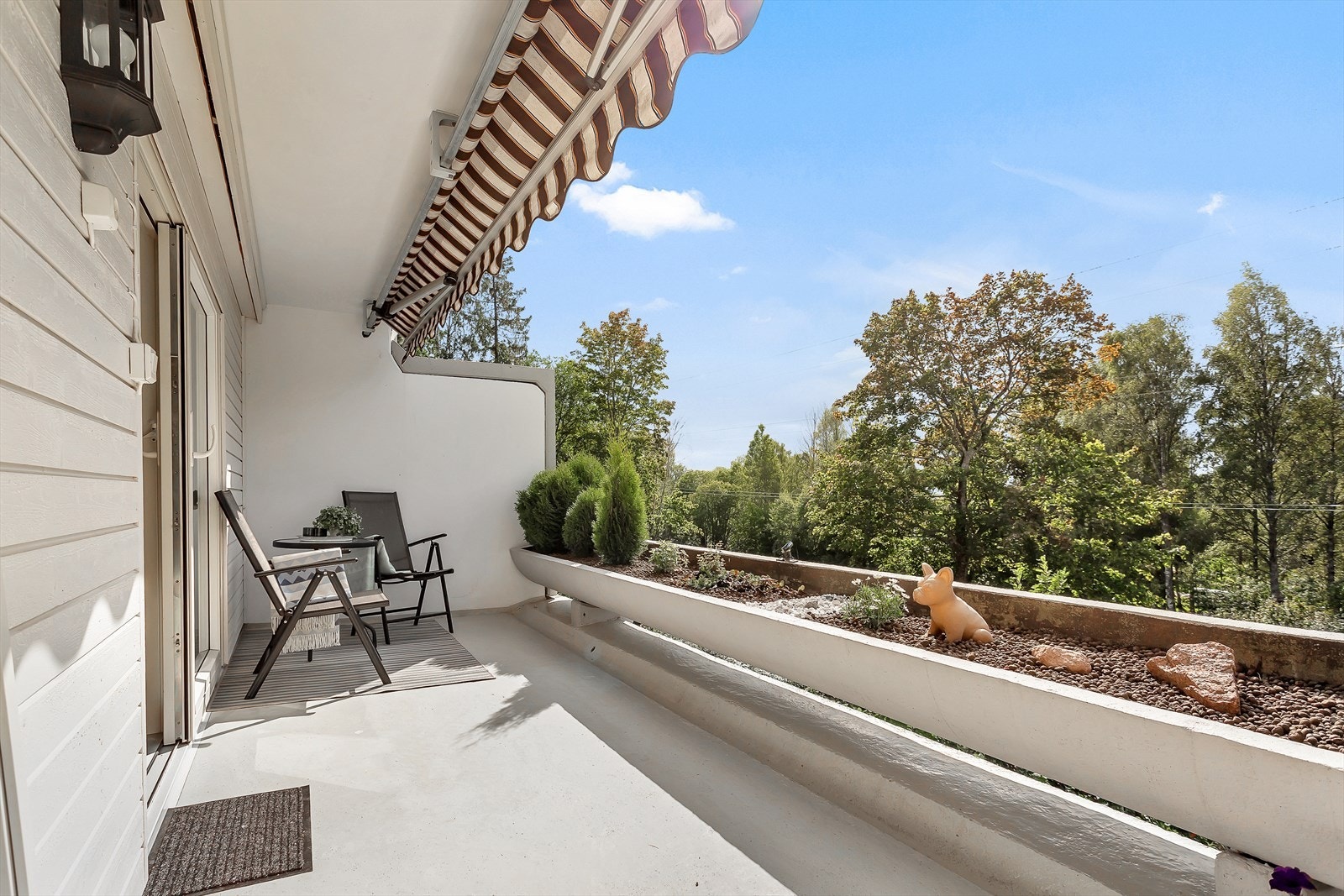 Fra stuen er det utgang til en romslig balkong med betongdekke. Galleribilde