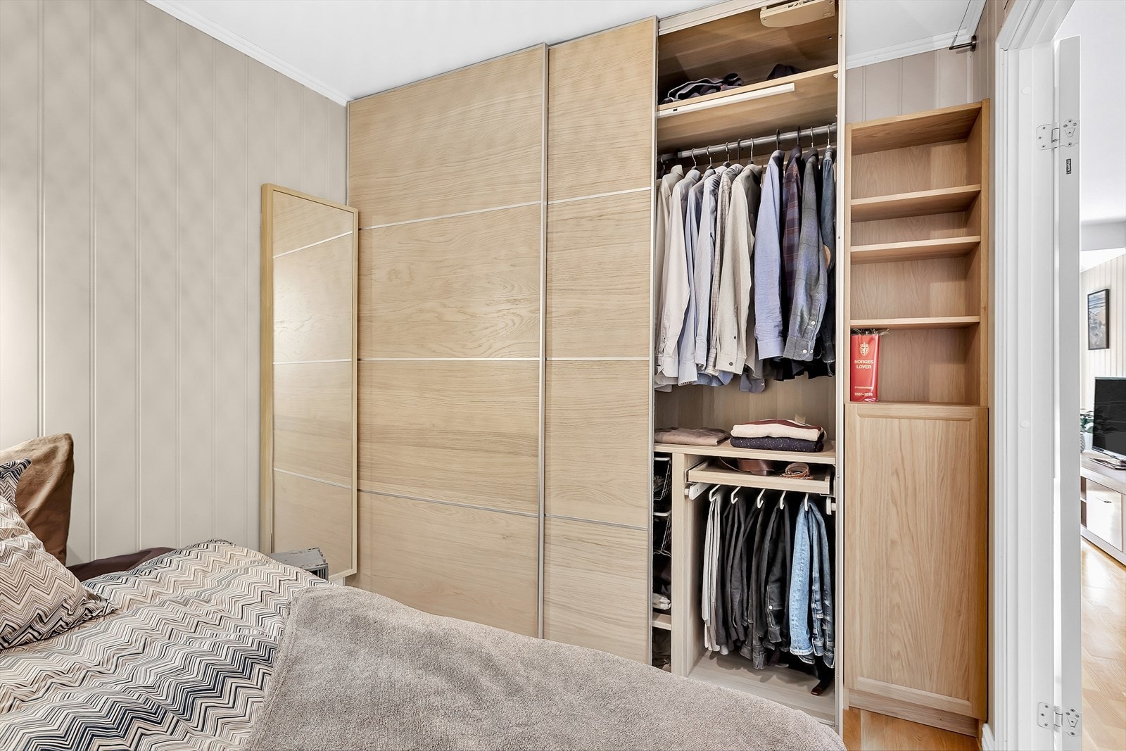 Det innredede rommet er utstyrt med en romslig skyvedørsgarderobe for effektiv oppbevaring. Dette rommet er ikke godkjent for varig opphold og avviker fra godkjente og byggemeldte tegninger. Galleribilde