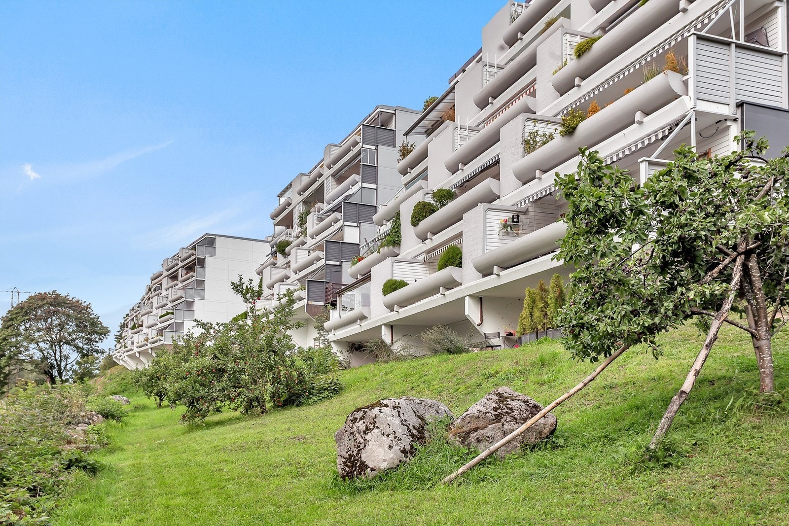 Bygget er fra 1981 og har en karakteristisk terrassert arkitektur. Galleribilde