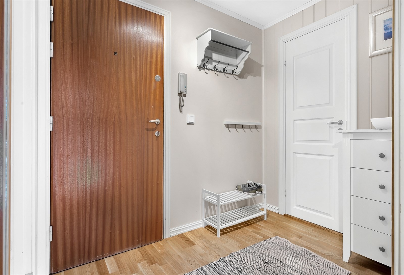 I entréen er det en praktisk hylle med knagger for oppheng av tøy. Galleribilde