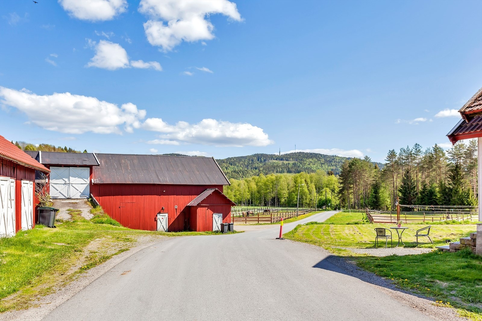 Bogstad Gård og Bogstadvannet ligger i nærheten, med rekreasjonsmuligheter sommer som vinter. Galleribilde