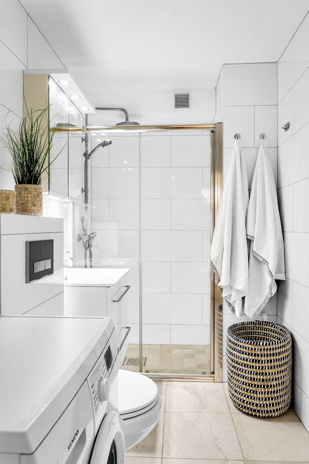 Badet ble renovert i 2012 i følge eier og har flislagte overflater og elektriske varmekabler i gulvet. Galleribilde