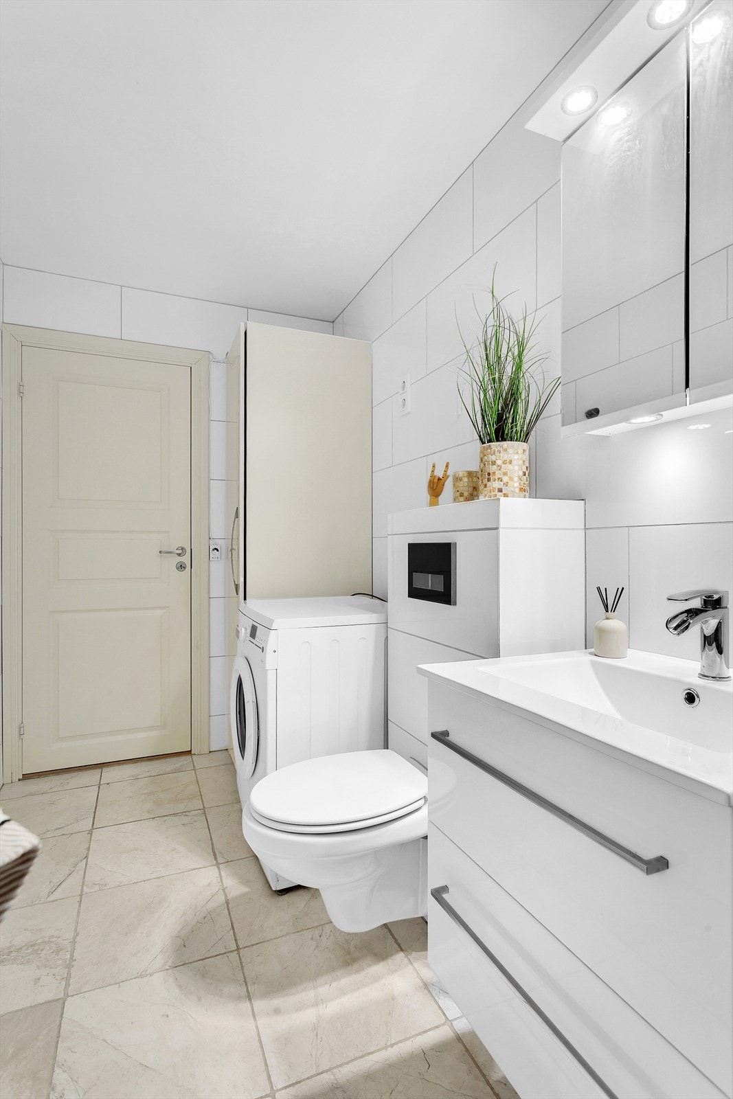 Innredningen består av servant med underskap, veggfestet klosett med innebygget sisterne, speilskap og høyskap. Galleribilde