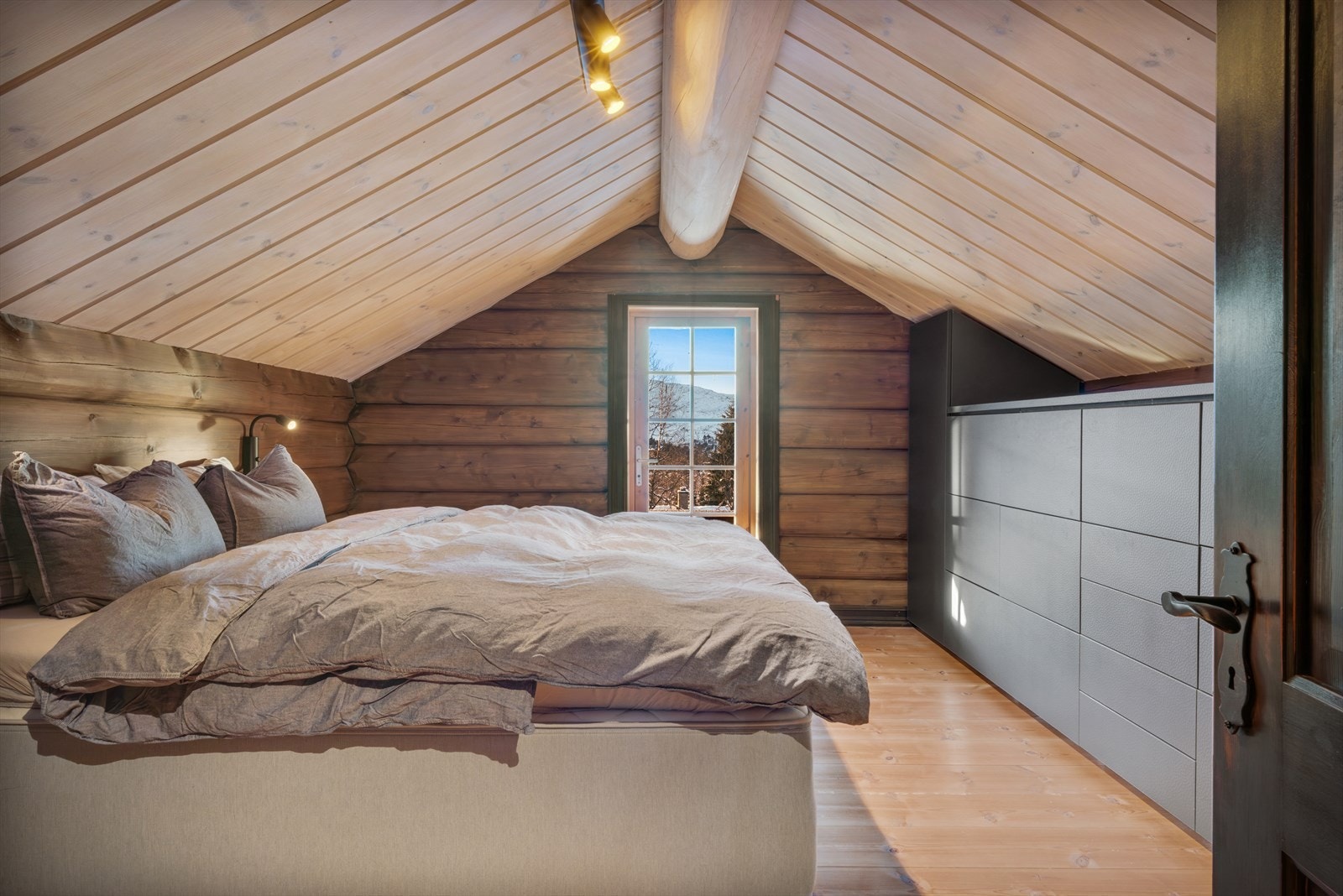 Hovedsoverommet har egen balkong. Galleribilde