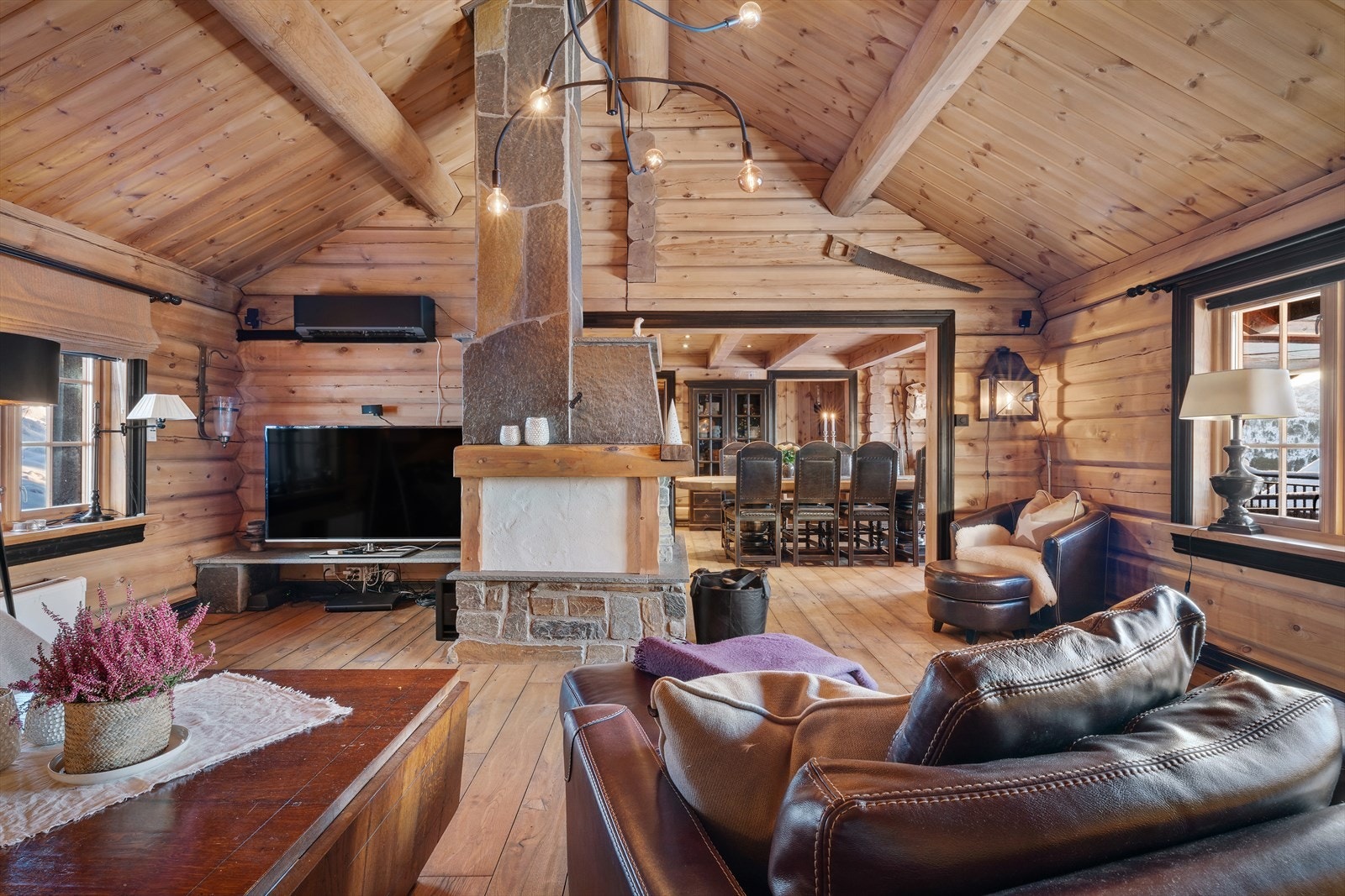 Peis og varmepumpe i stue som sikrer et komfortabelt inneklima året rundt. Galleribilde