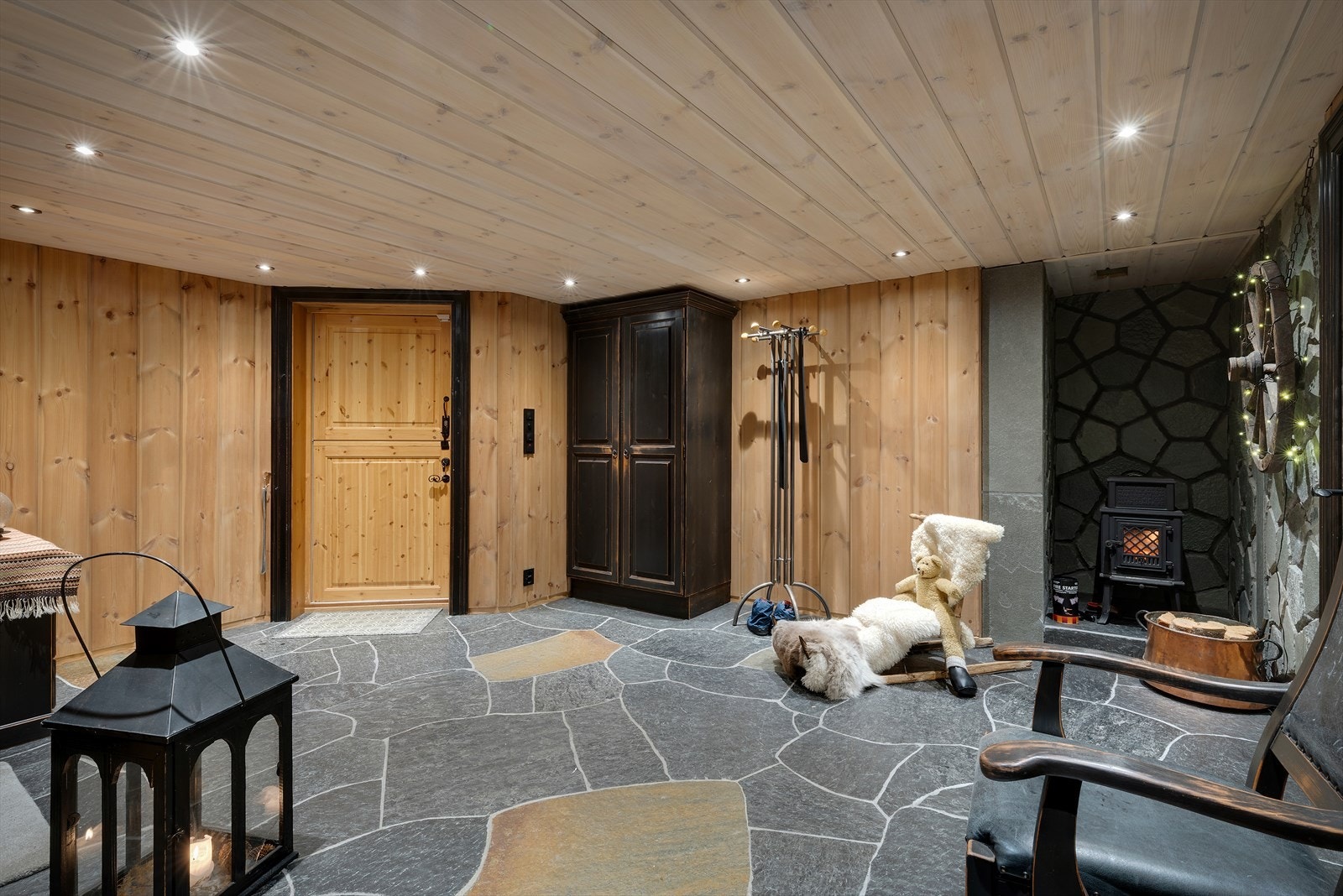 Romslig hall med skifer på gulv. Galleribilde