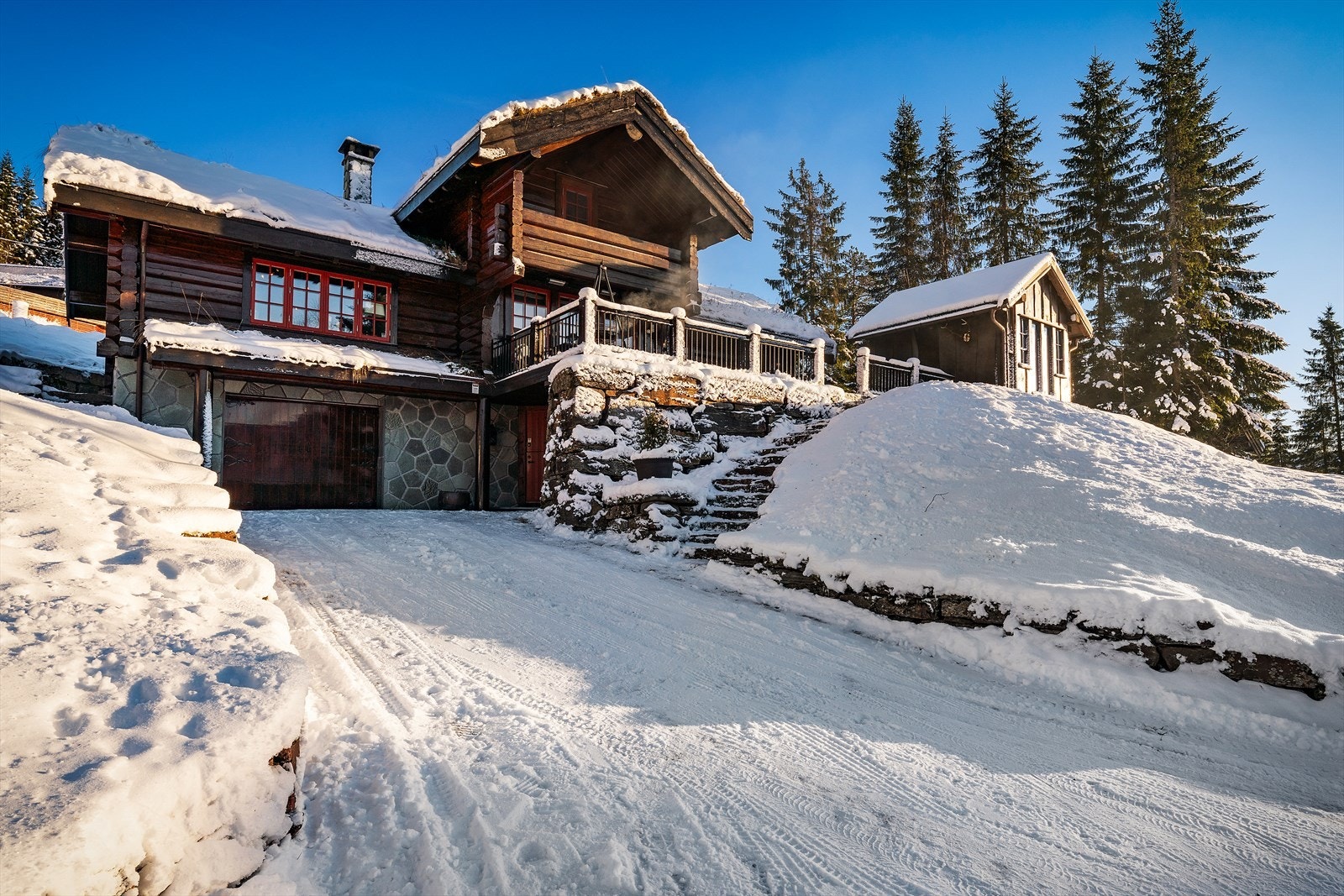 Øvre Kvernaskogen 168 byr på en lett tilgjengelig fritidsbolig hvor både store og små finner noe å glede seg over. Galleribilde