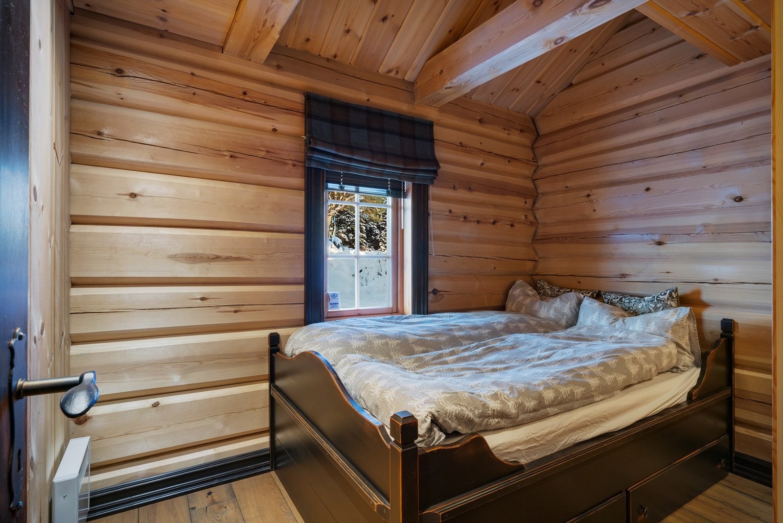 Plass til seng og nattbord. Galleribilde