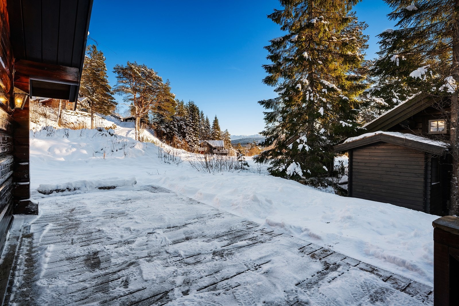 Det er kort vei til nærmeste dagligvarebutikk, Snarkjøp Kvamskogen Landhandleri, kun ca. 4 minutter unna med bil. Galleribilde