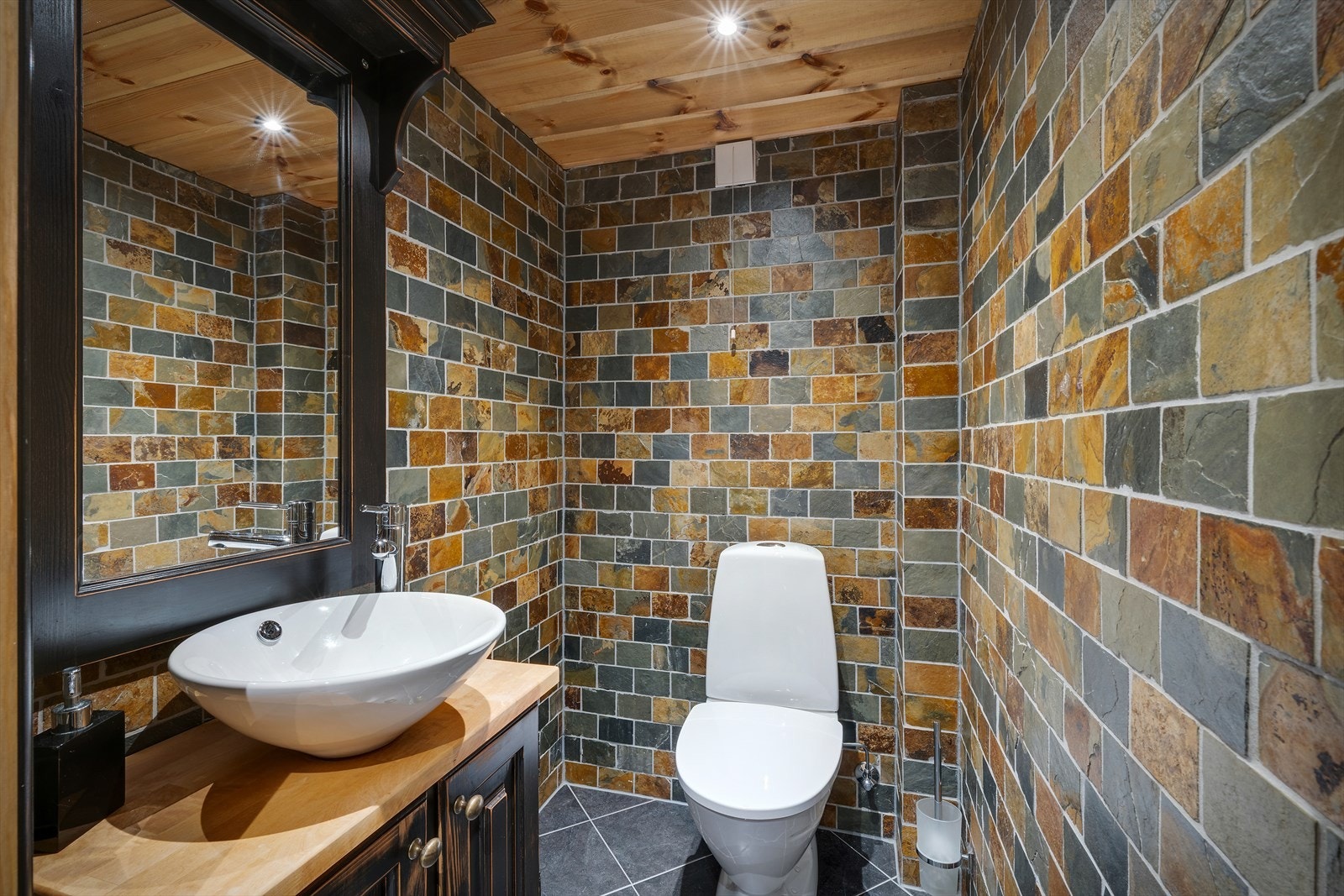 Praktisk WC i underetasjen - Innredet med toalett og servant. Galleribilde