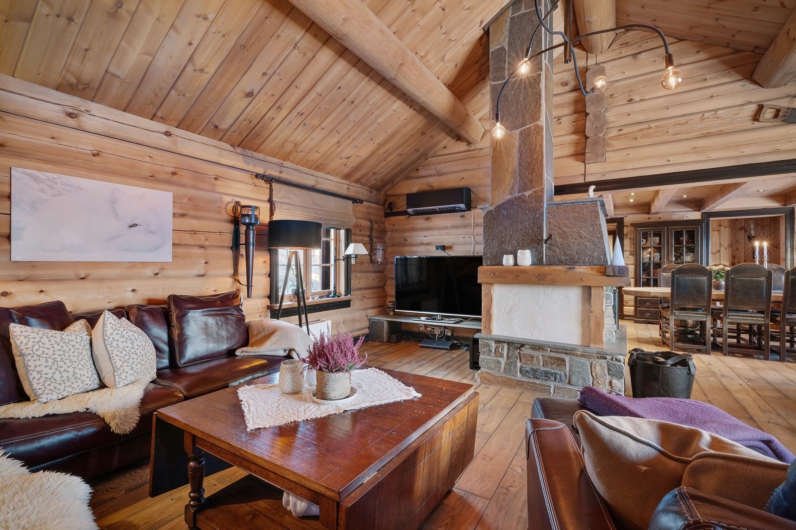 Planløsningen oppleves som åpen og luftig med store rom. Galleribilde