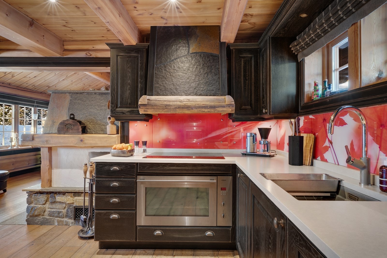 Godt med benke- og skapplass for kokken. Galleribilde