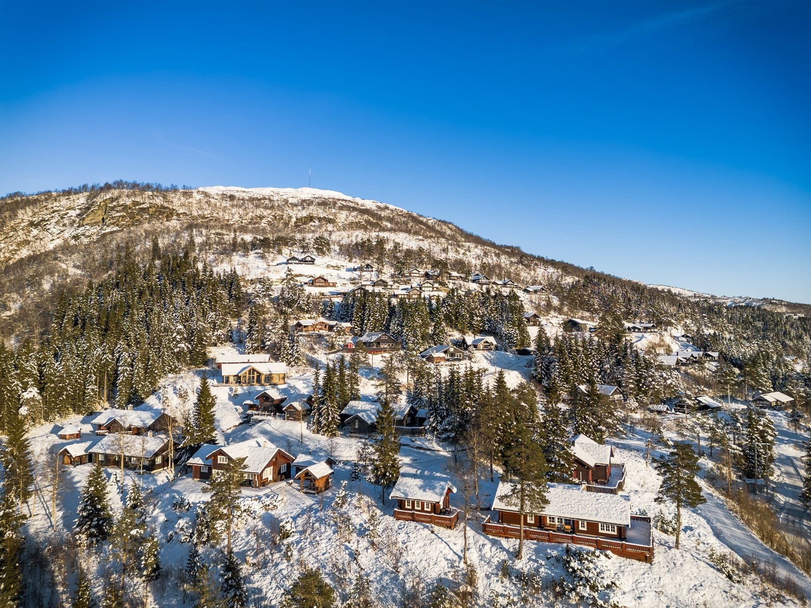 Her får du en attraktiv beliggenhet med lett tilgang til turområder, preparerte skiløyper og alpinanlegg. Galleribilde