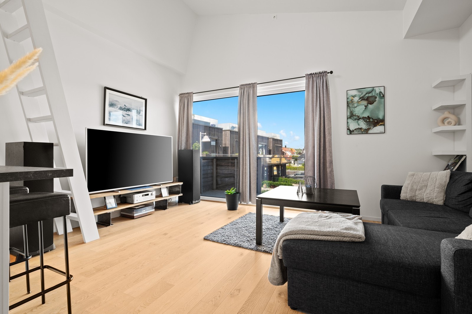 Velkommen til Hølen Verft 20E. Her får du en leilighet med "flytt rett inn" standard fra 2019 fordelt på 2. etasjer og praktisk hems. Galleribilde