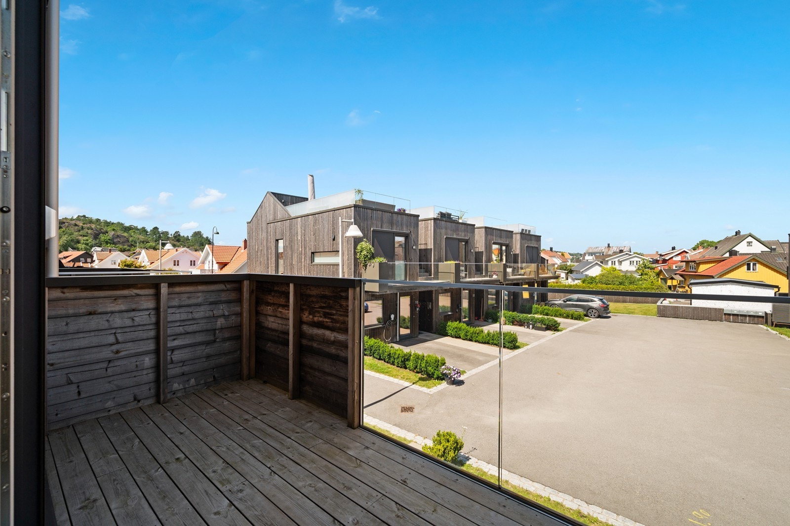 Behagelig balkong som man kan nyte ettermiddagssolen etter en lang dag på jobb. Galleribilde