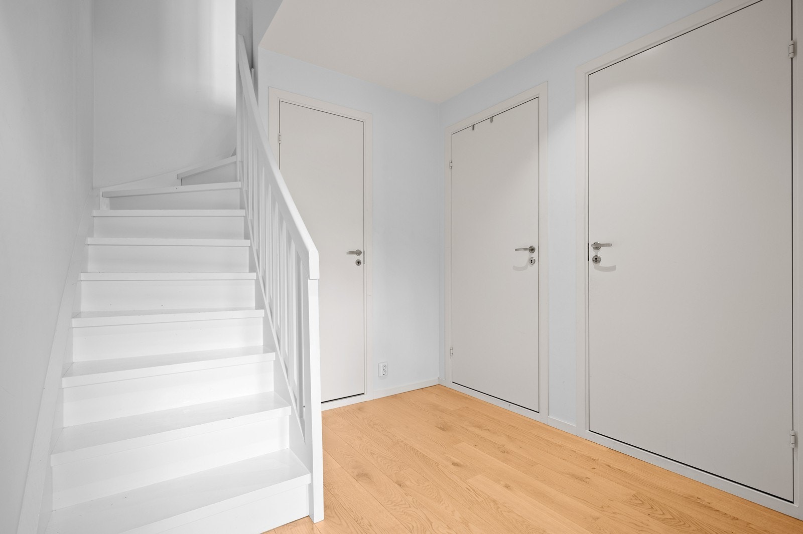 Trappeoppgang - 1. etg innholder gang, soverom, bad og bod. Galleribilde