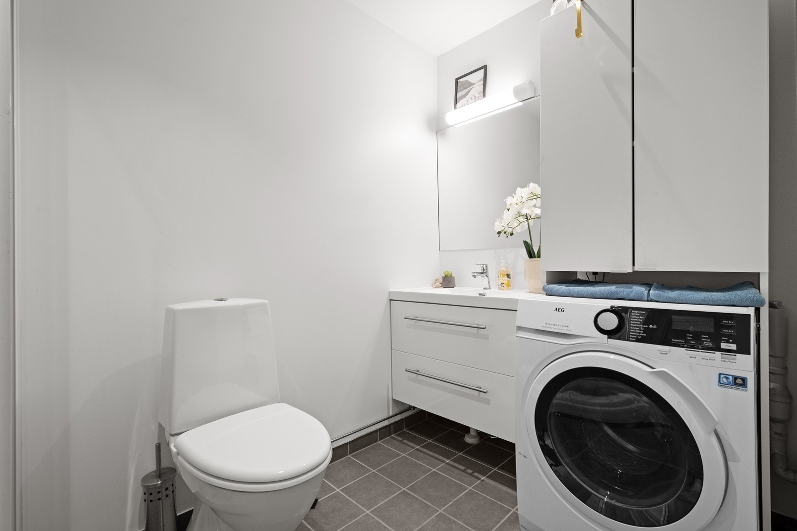 Romslig bad med plass til vaskemaskin. Galleribilde